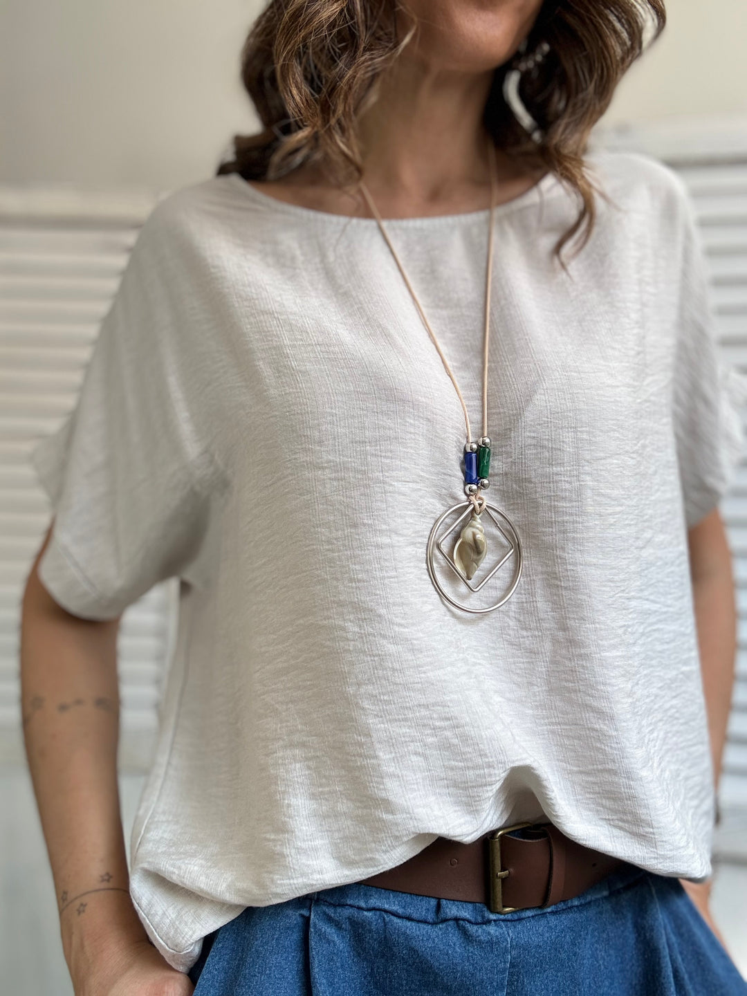 La blusa facile con la collana