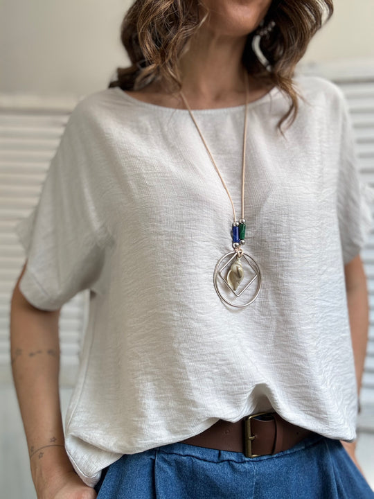 La blusa facile con la collana