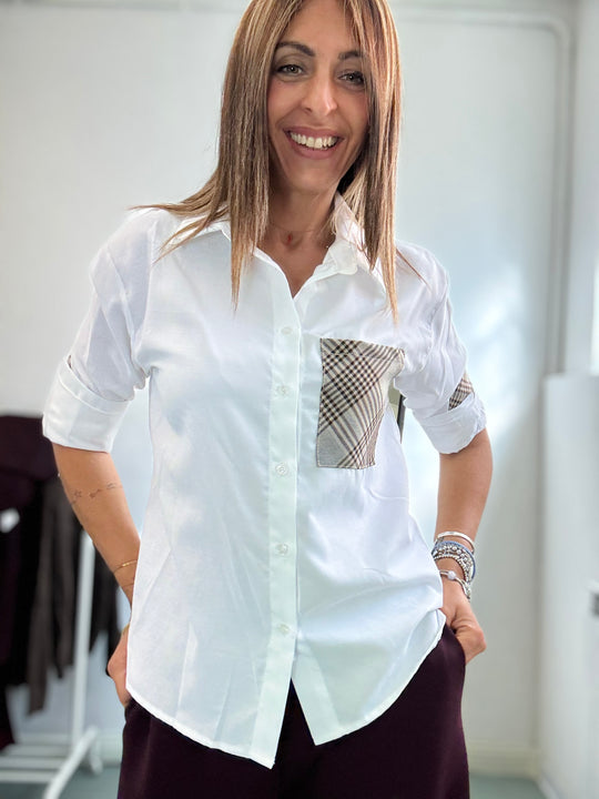 La camicia con le toppe