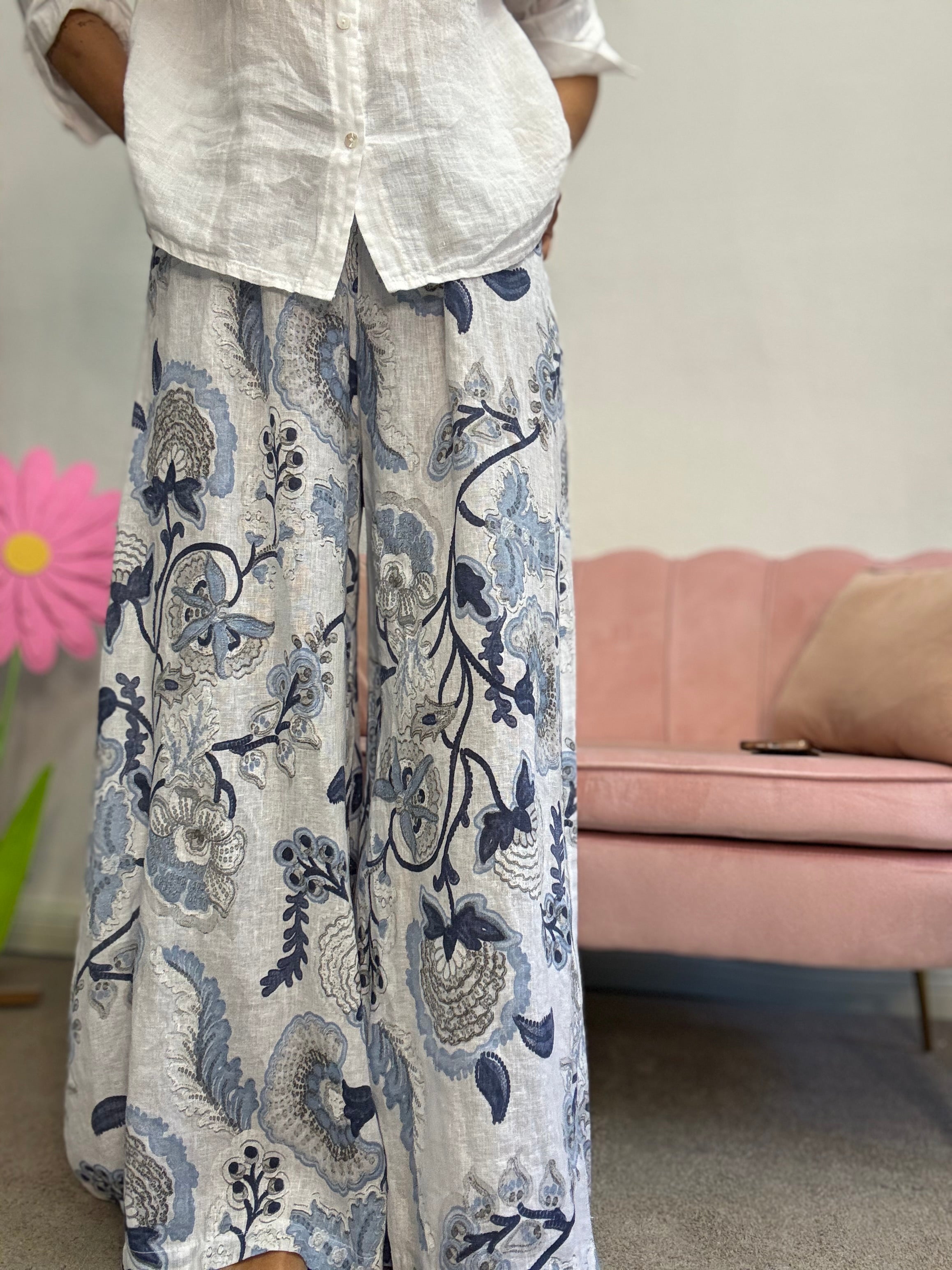 Il pantalone in lino coi fiori blu
