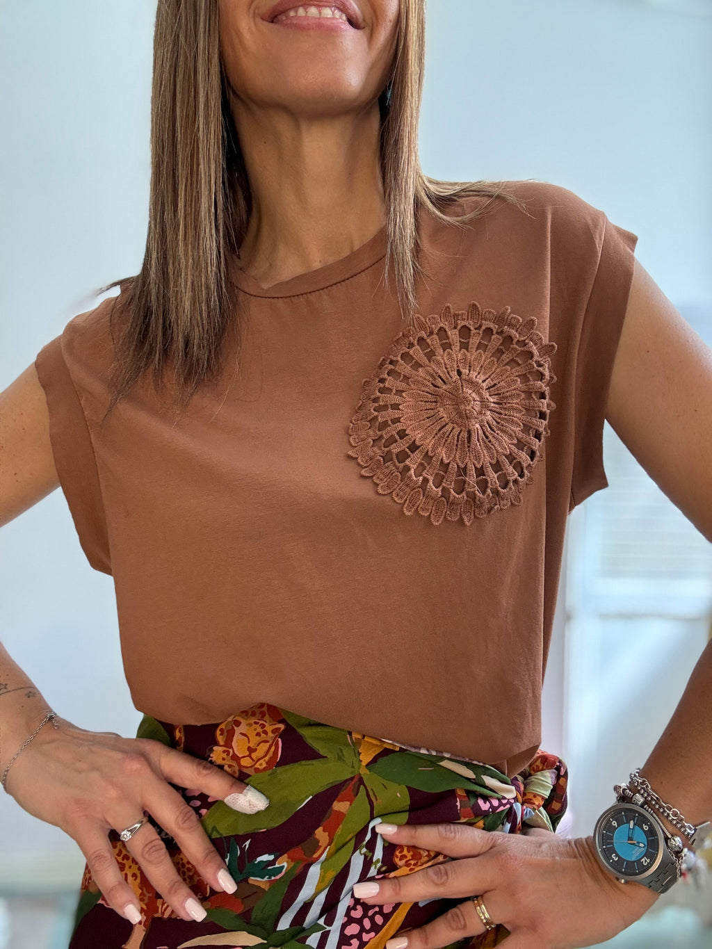 La t-shirt cacao con la coccarda