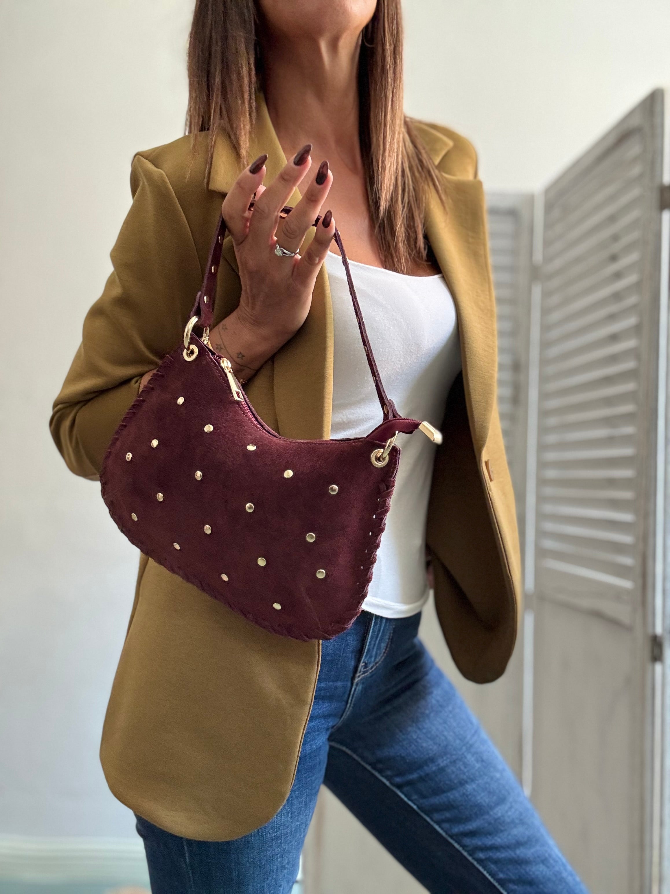 La pochette a mano con le borchie