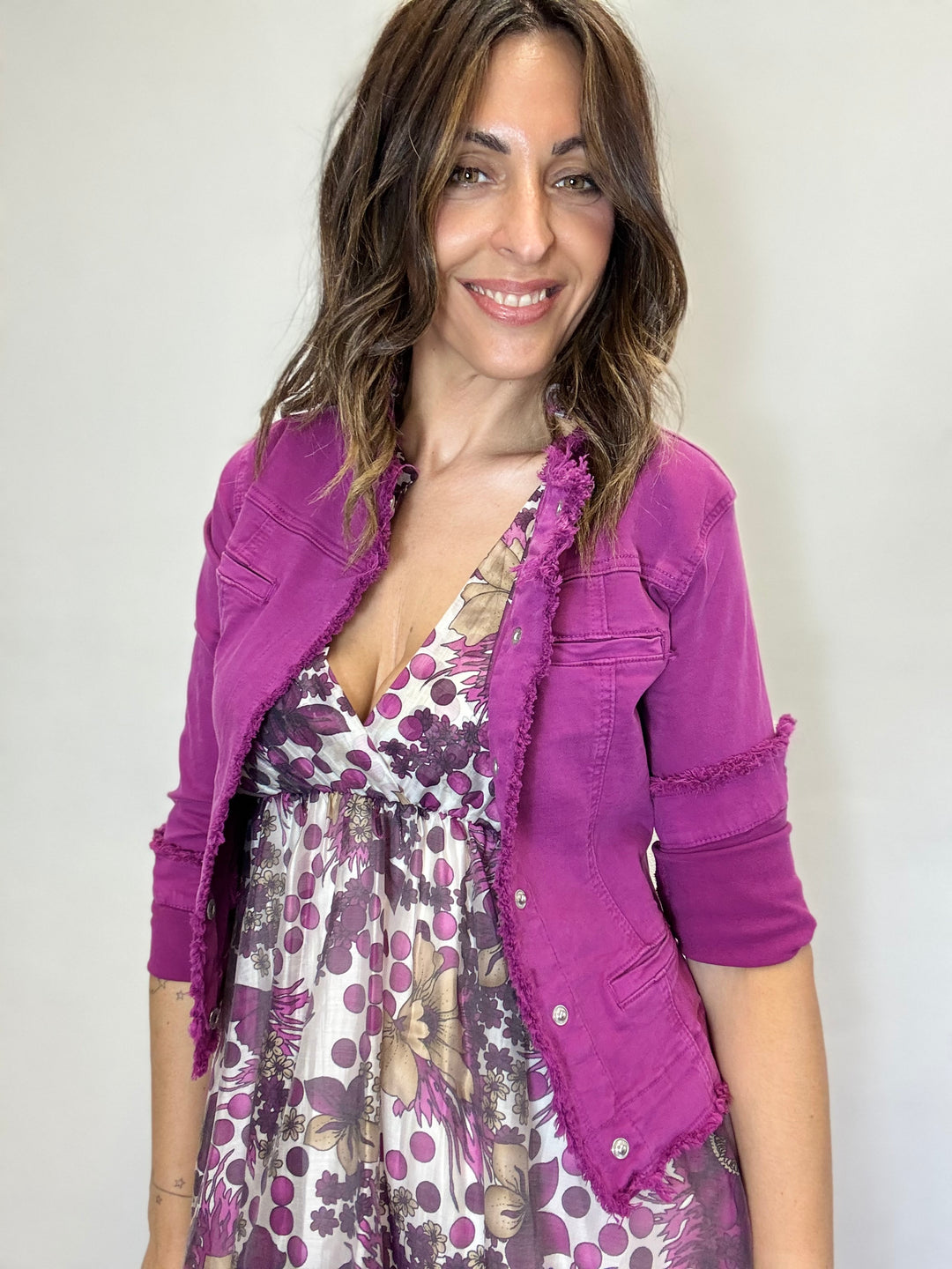Il giubbotto in jeans con qualche frangetta fucsia