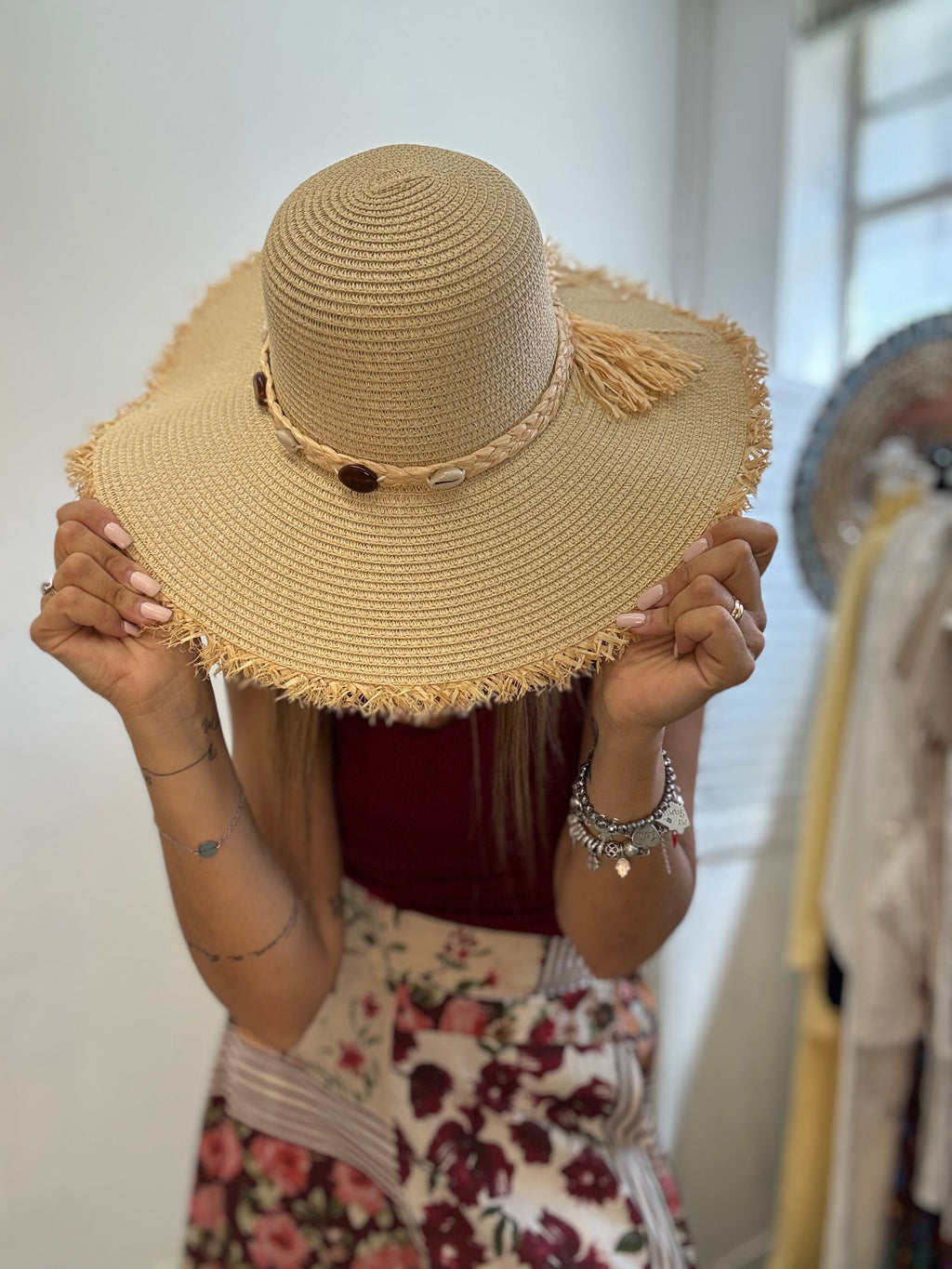 Il cappello di paglia beige