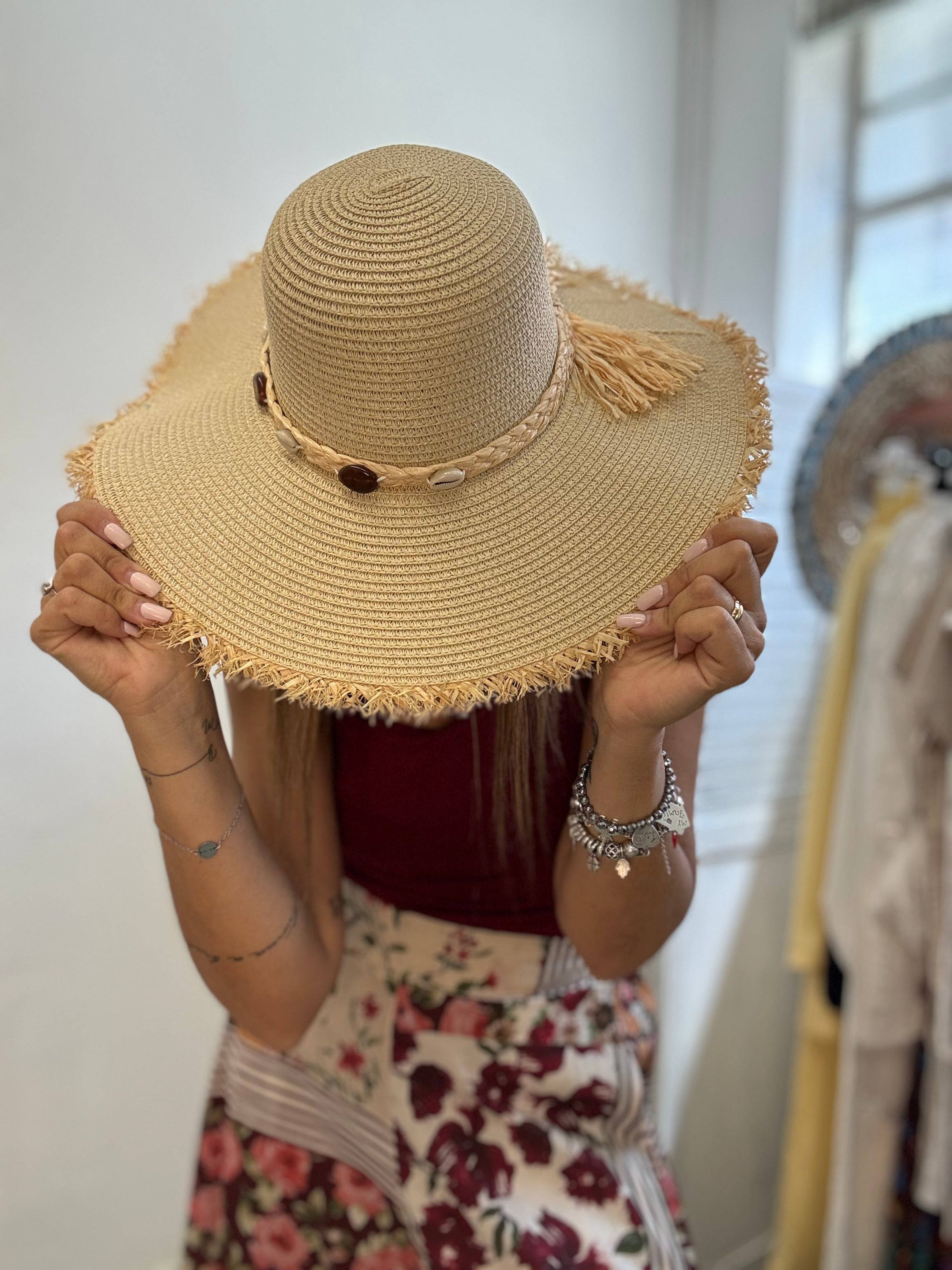 Il cappello di paglia beige