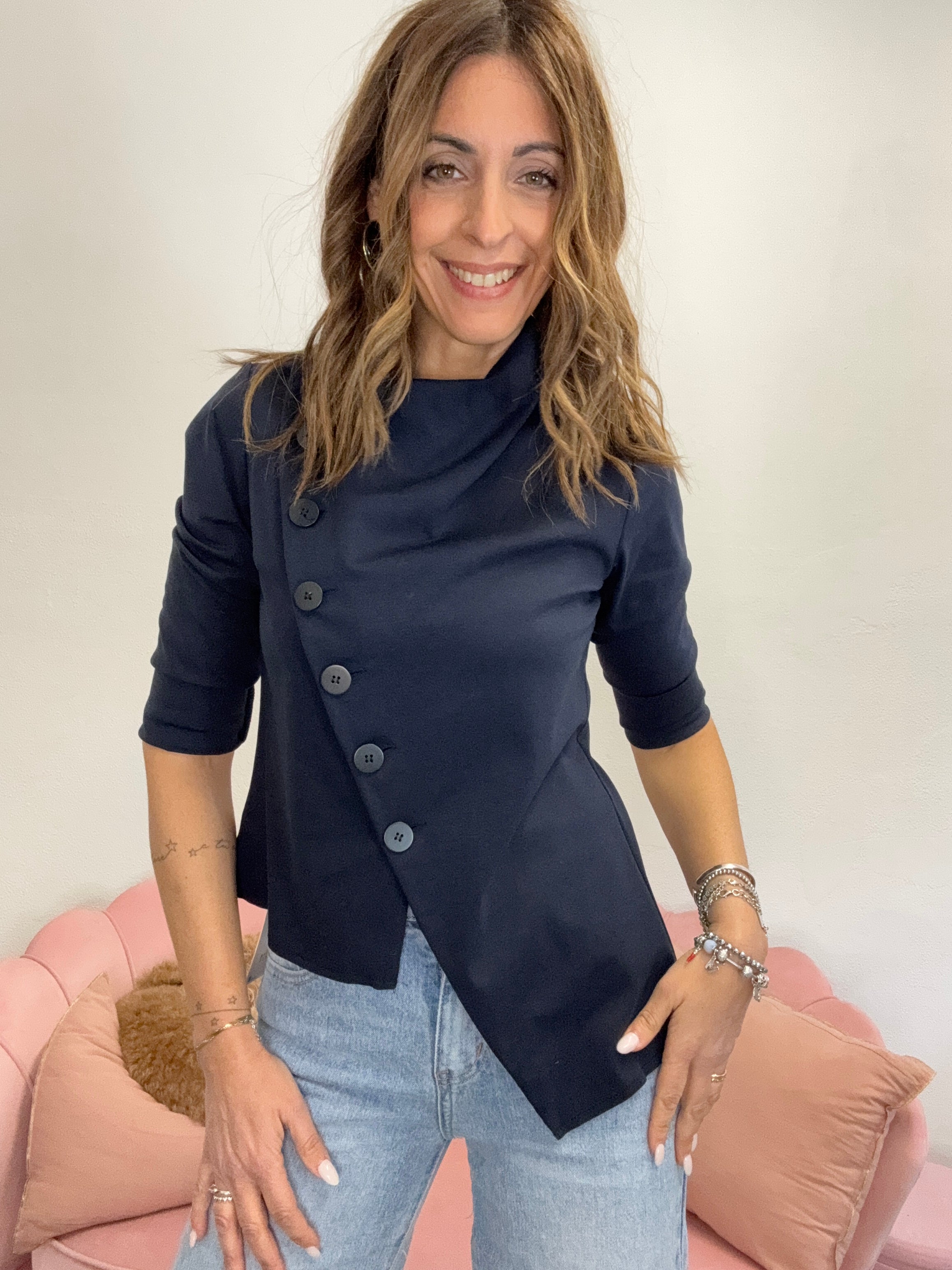 La giacca coi bottoni stondati