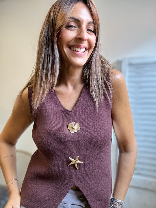 Il gilet di maglia con i gioielli