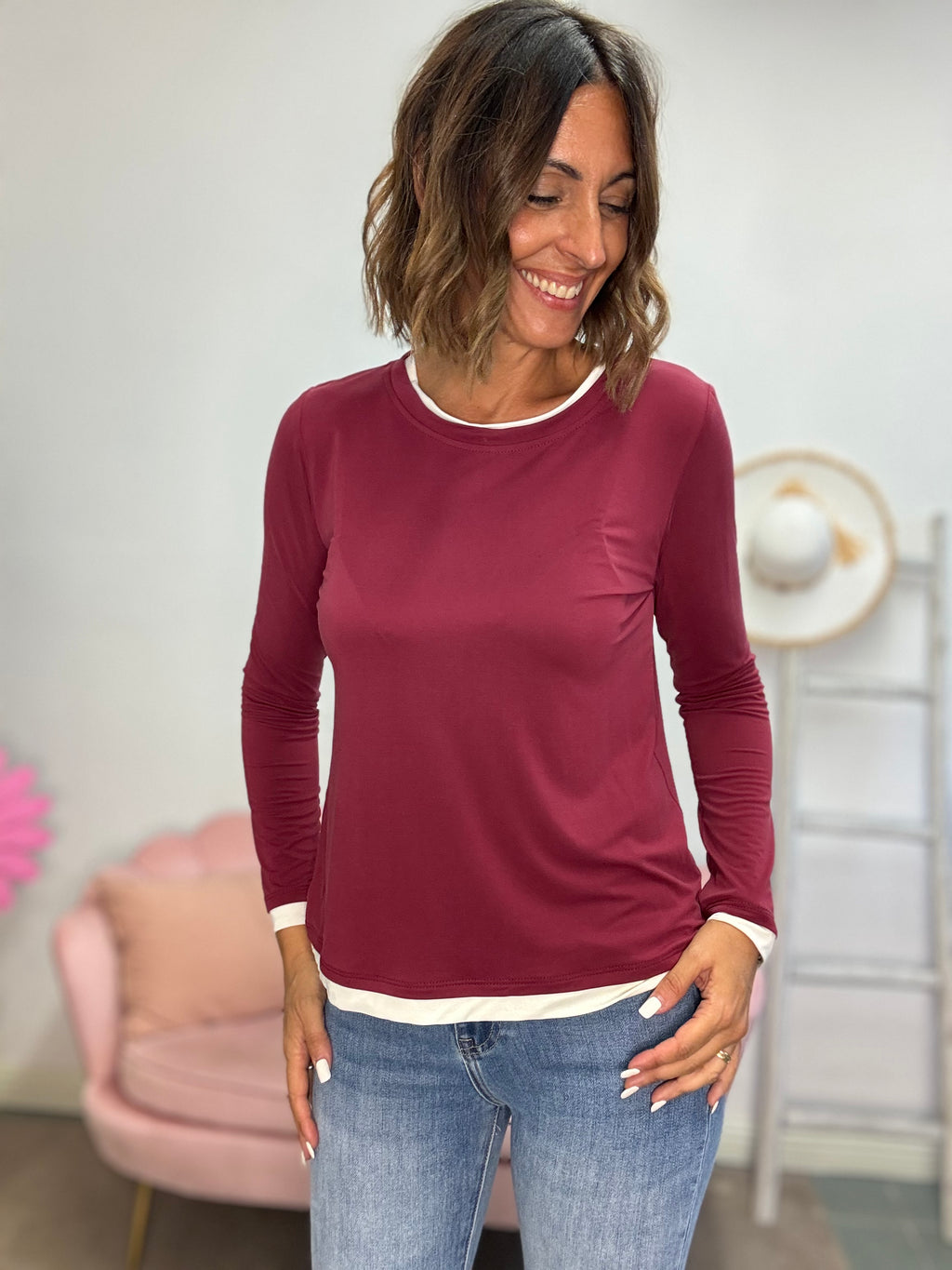 La t-shirt viscosa con i bordini a contrasto