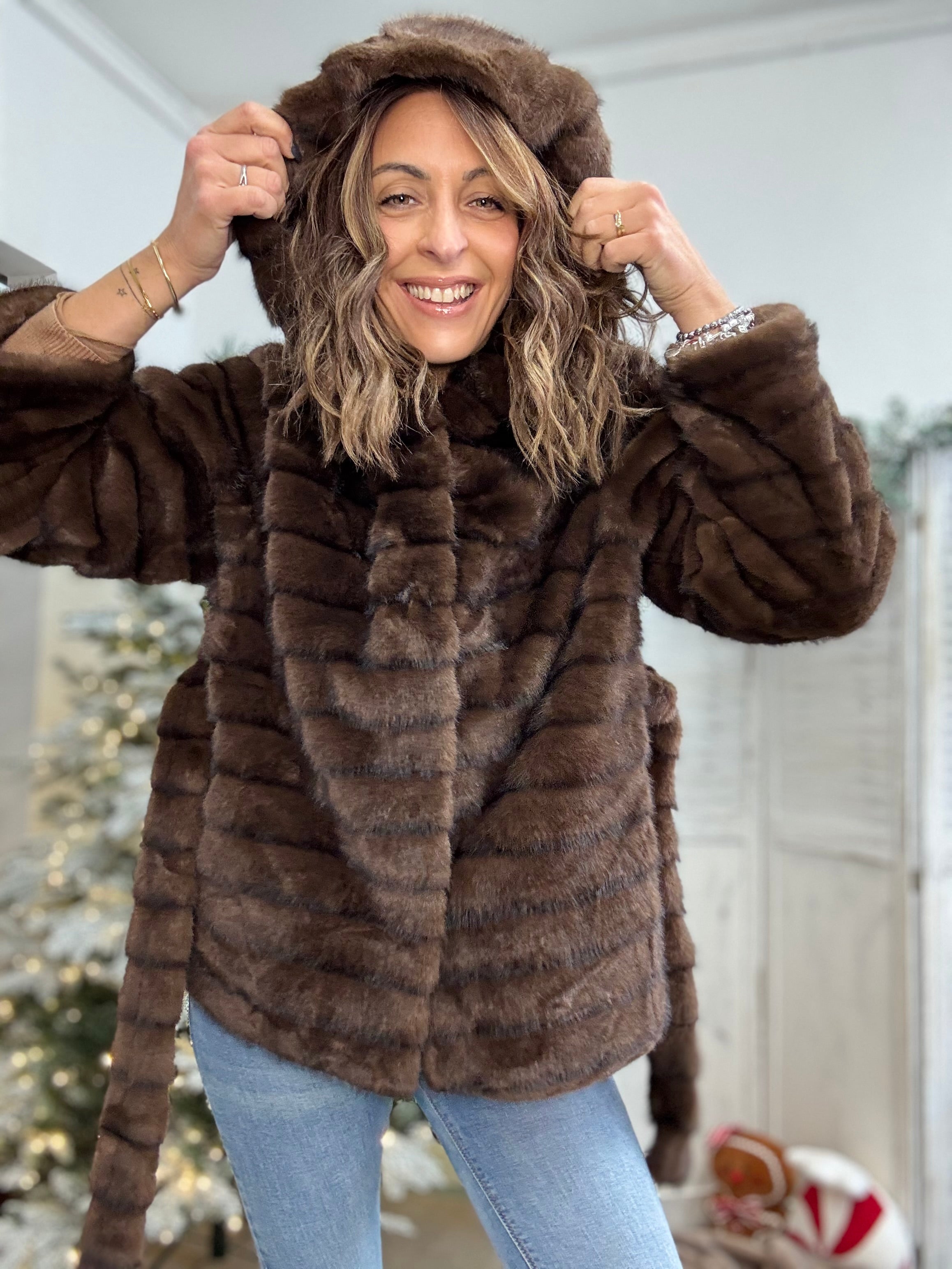 Il pellicciotto elegance con cappuccio e cintura