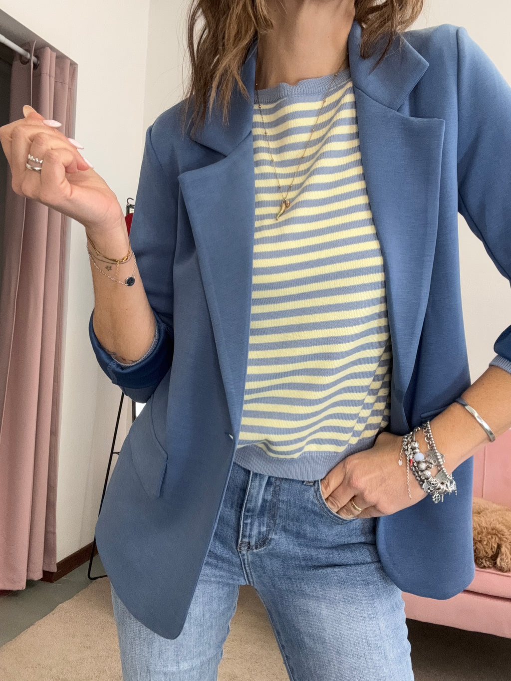 La giacca viscosa ad una bottone