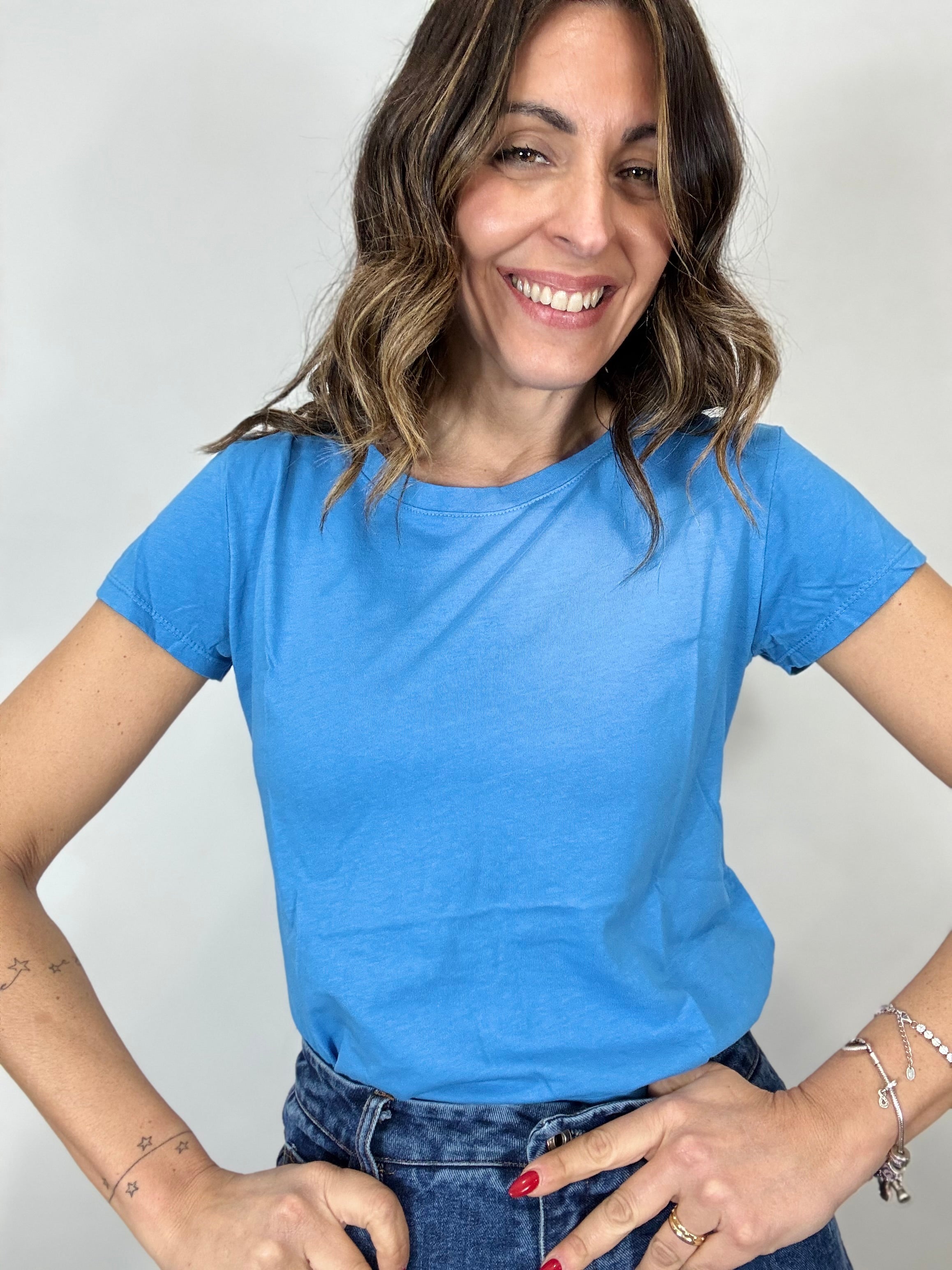 La t-shirt basica in diversi colori