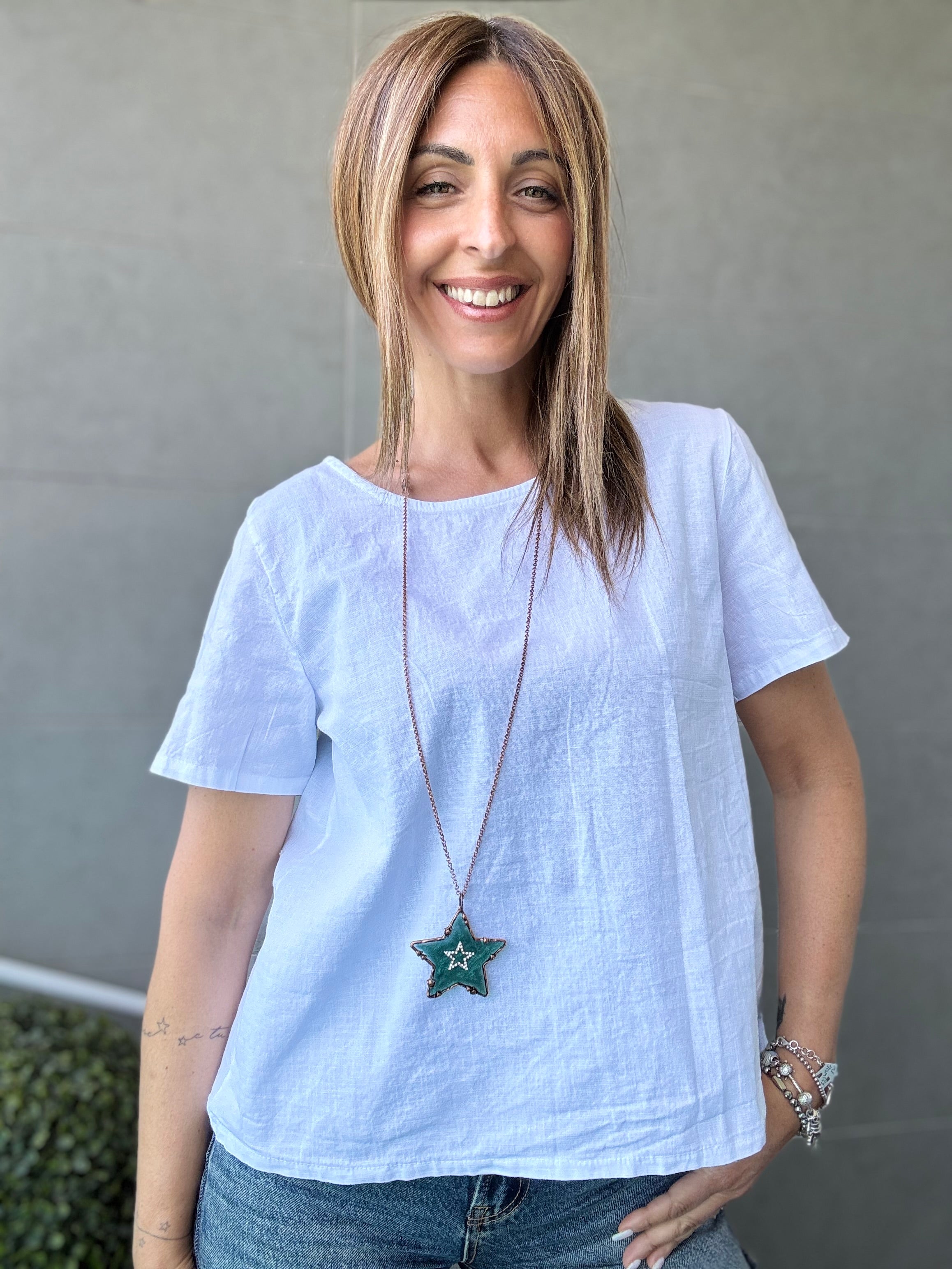La blusa di cotone coi bottoncini dietro