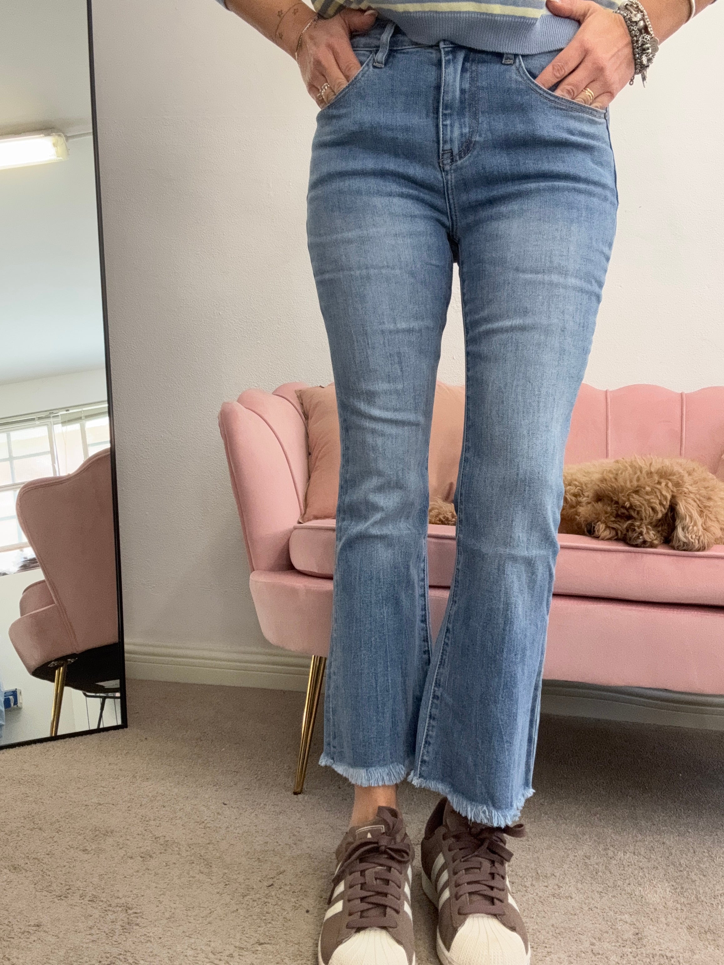 Il jeans zampetta con le frangette