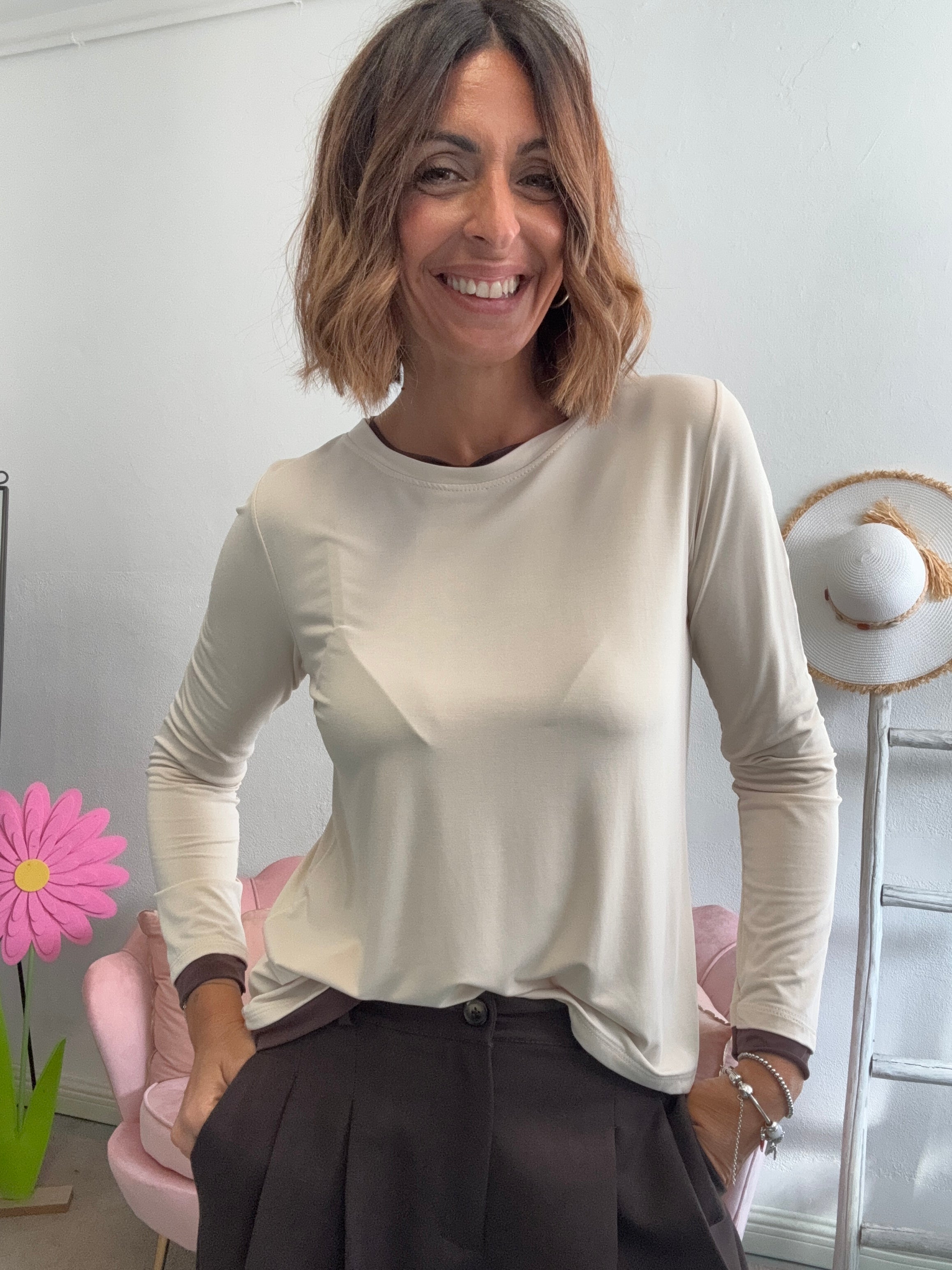 La t-shirt viscosa con i bordini a contrasto