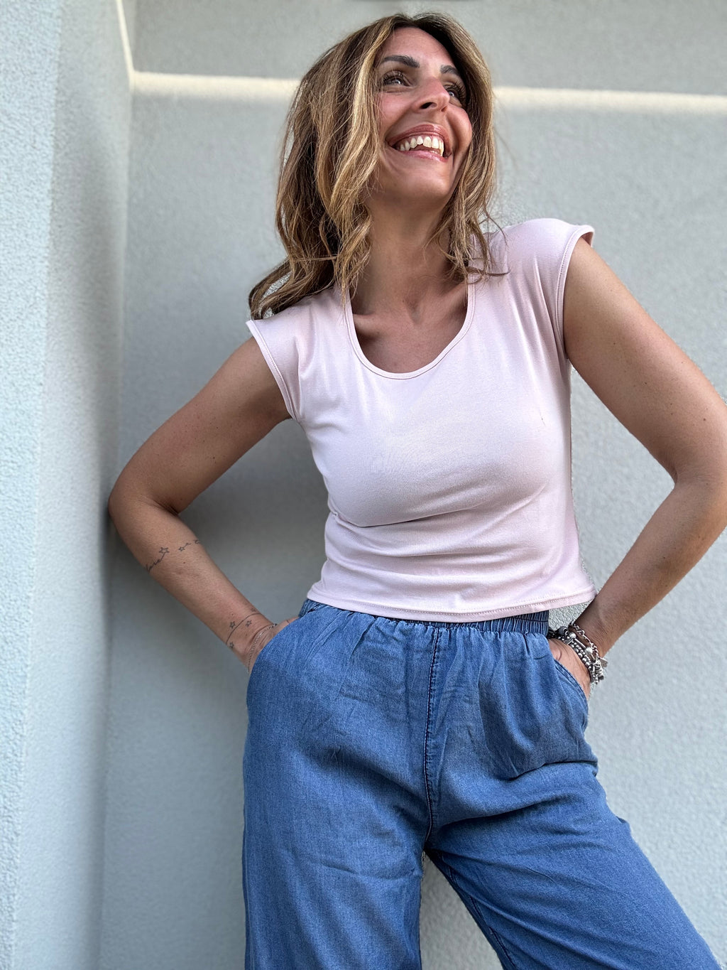 La t-shirt con lo scollo quadrato