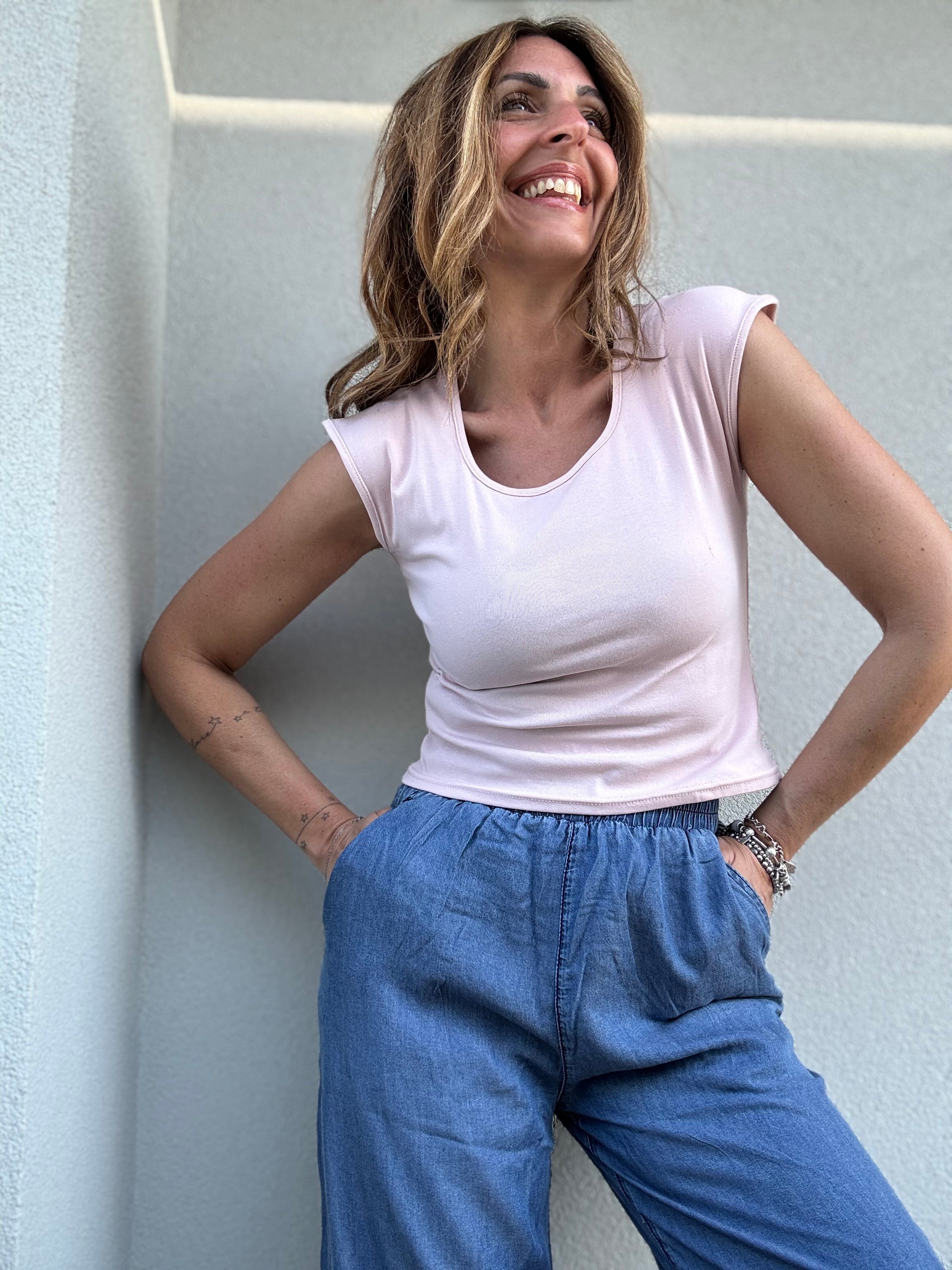 La t-shirt con lo scollo quadrato