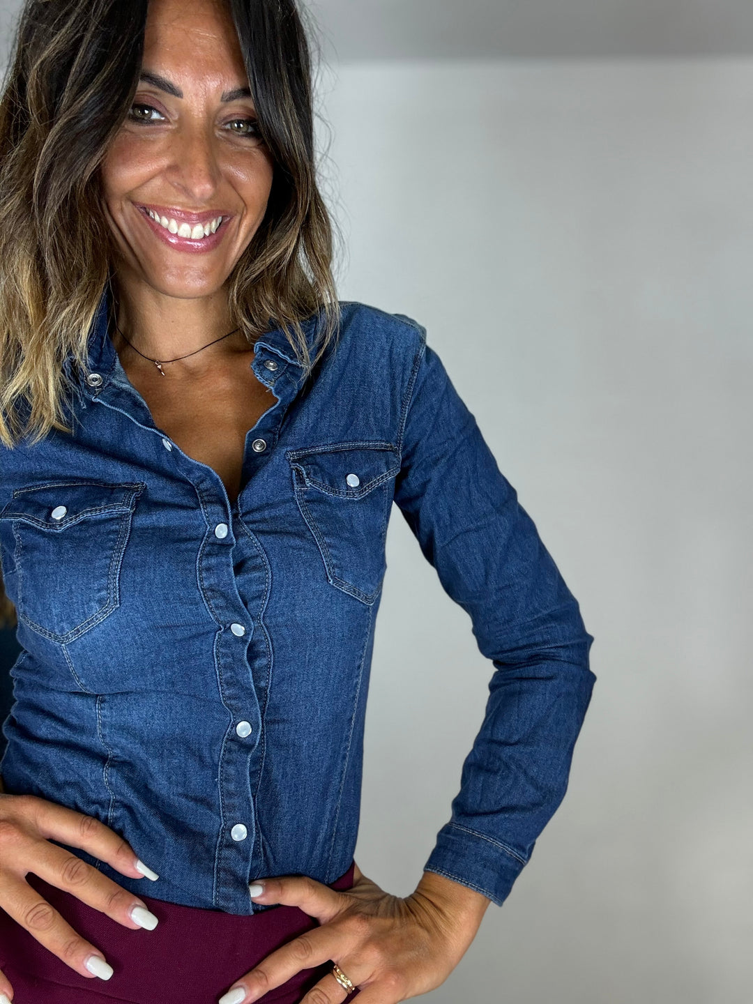 La camicia in denim coi bottoni click