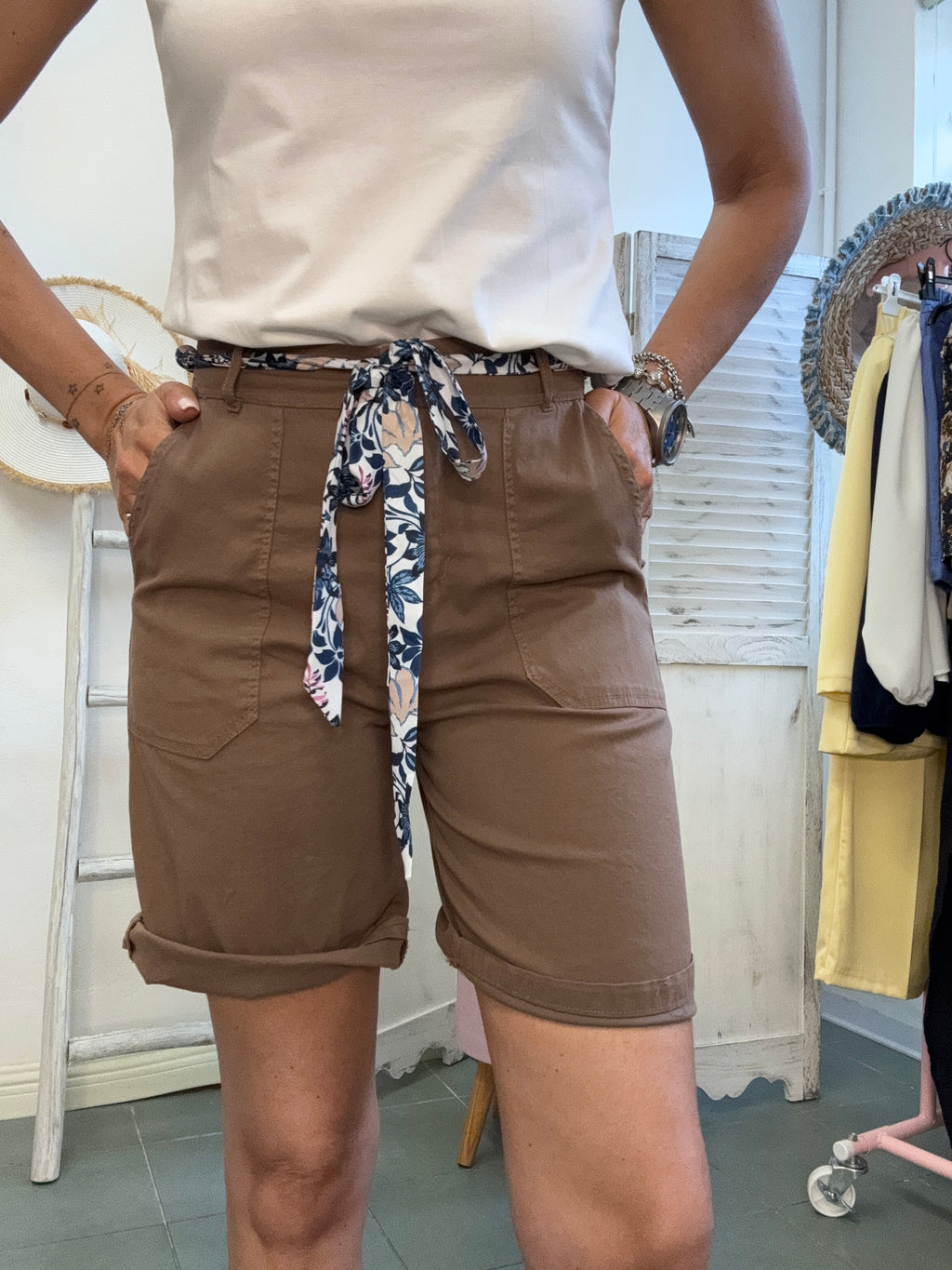 Lo shorts caramella con la cintura raso