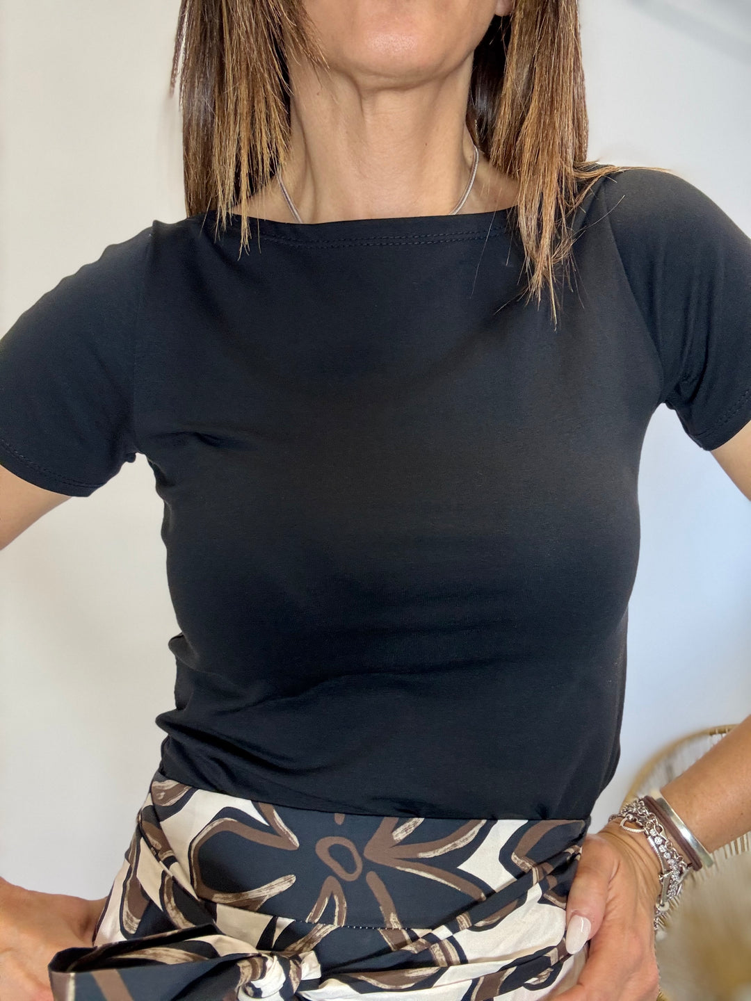 La t-shirt con lo scollo barchetta