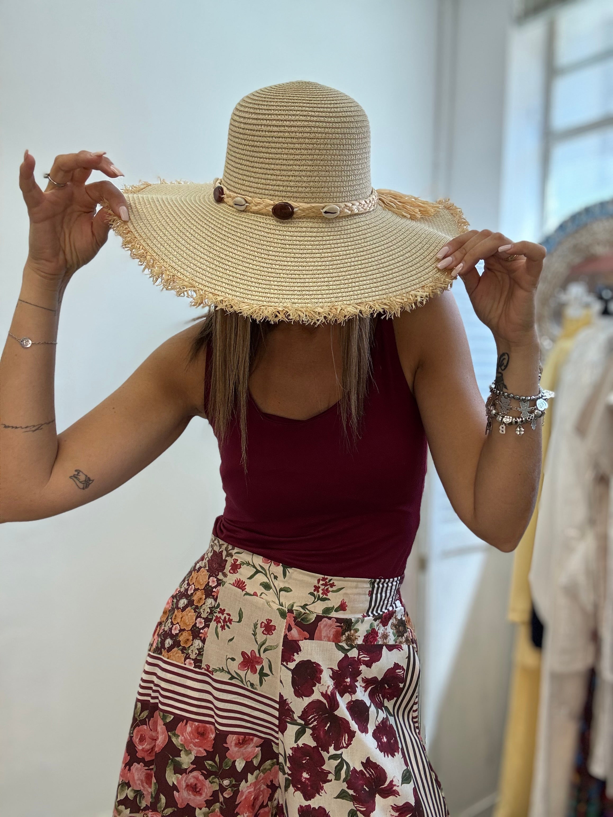 Il cappello di paglia beige