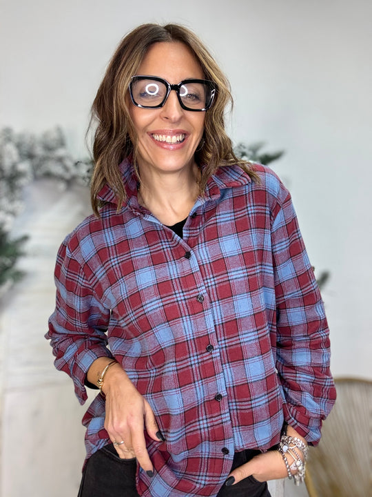 La camicia Chuck rossa e azzurra