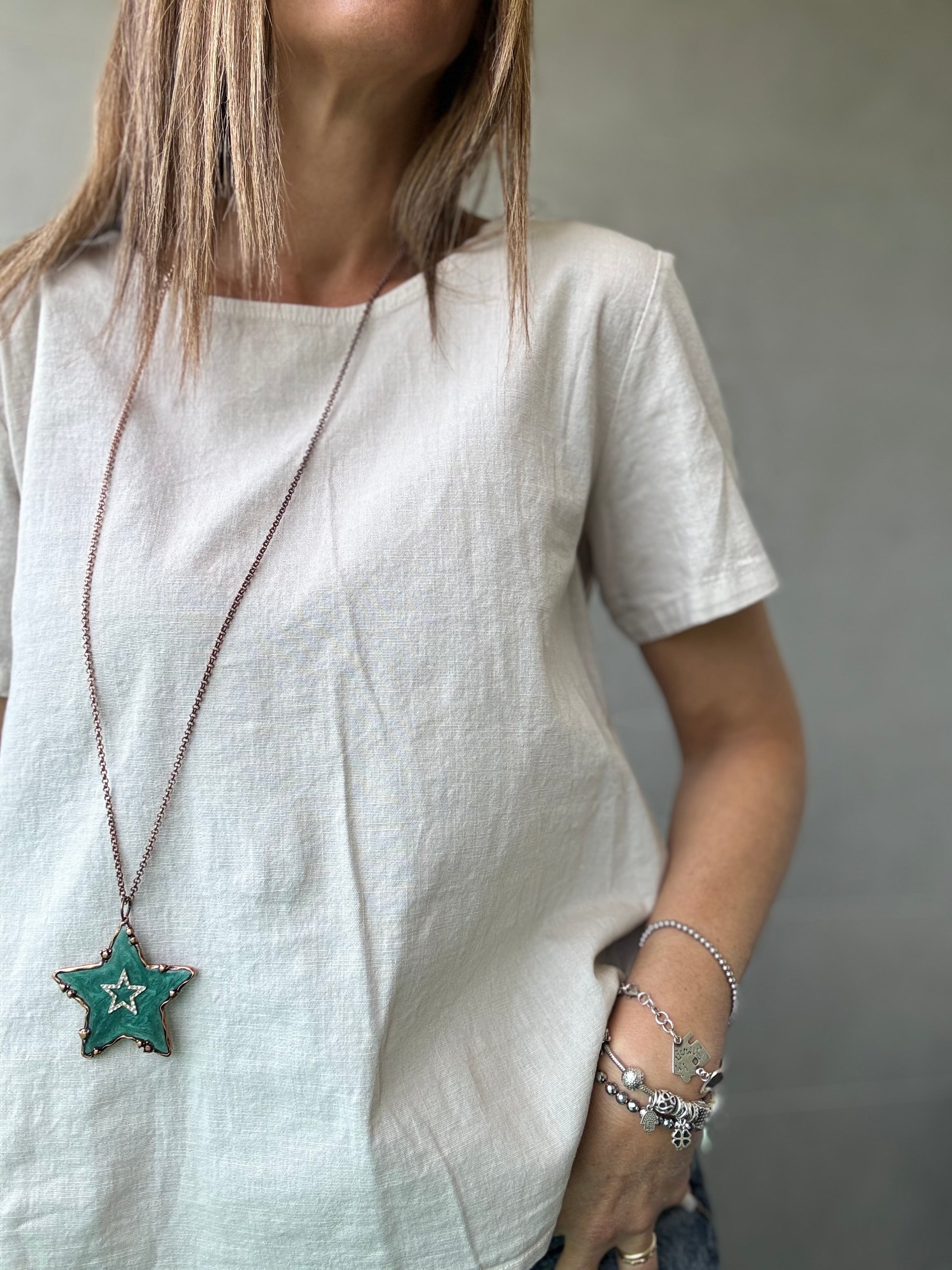 La blusa di cotone coi bottoncini dietro