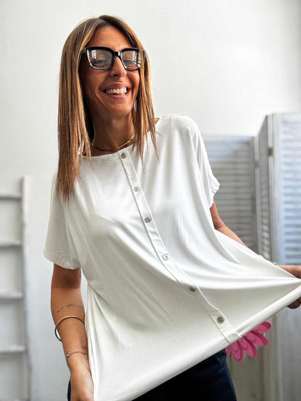La t-shirt comoda coi bottoncini