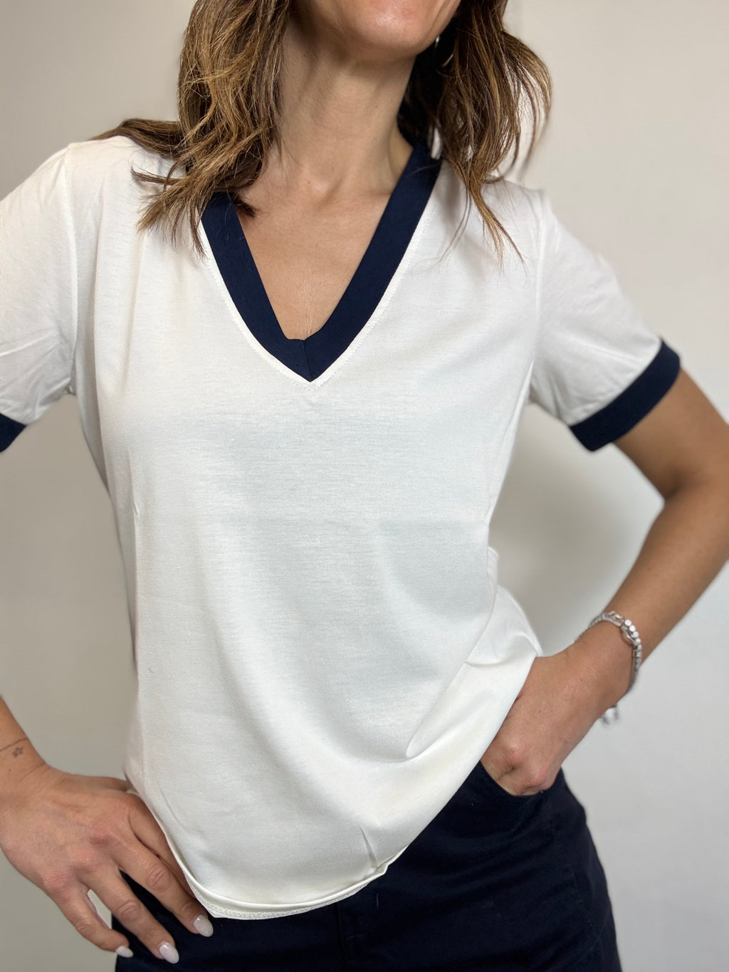 La t-shirt scollo a V coi bordi a contrasto