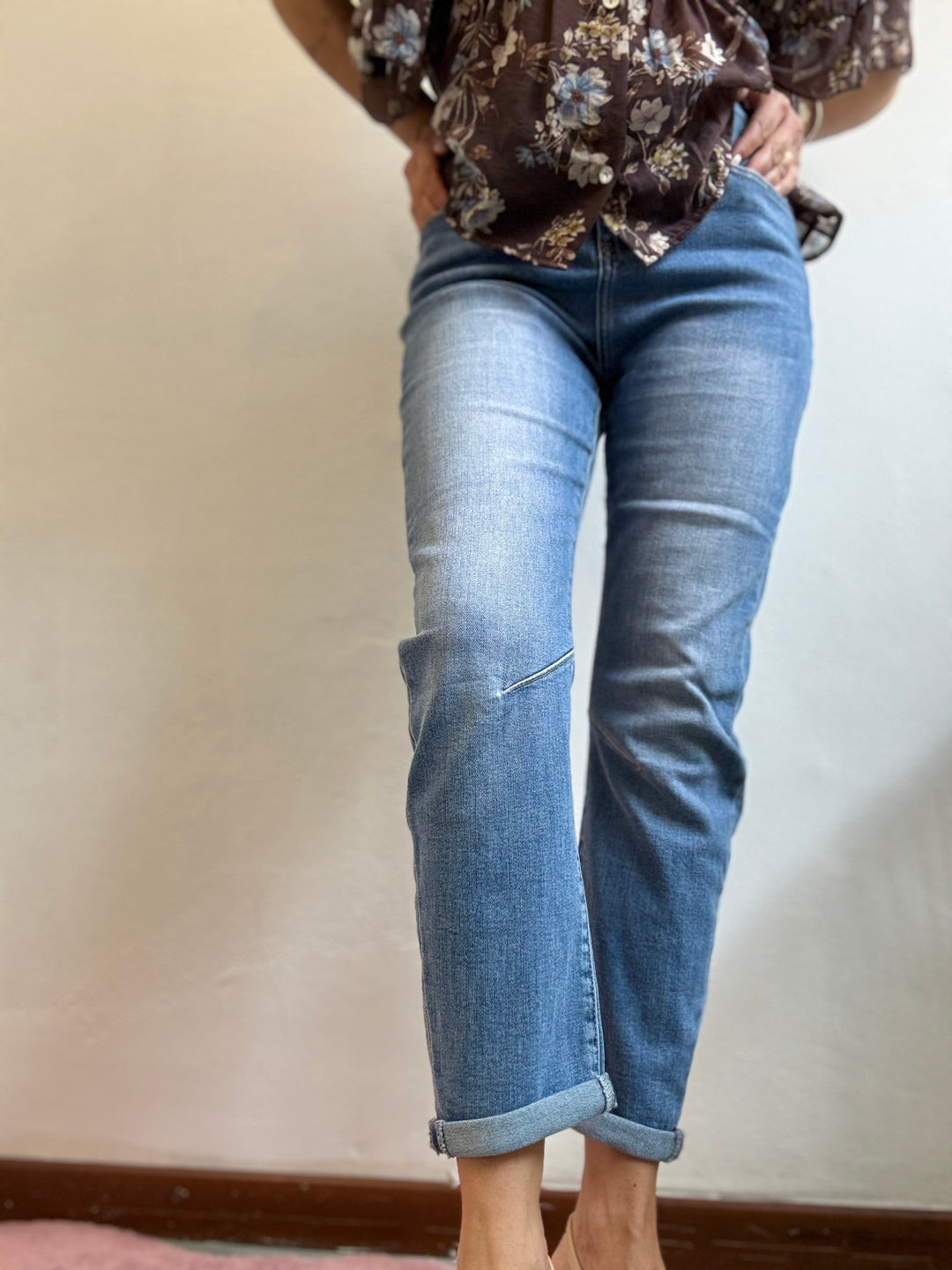 Il jeans dritto ma non a pelle