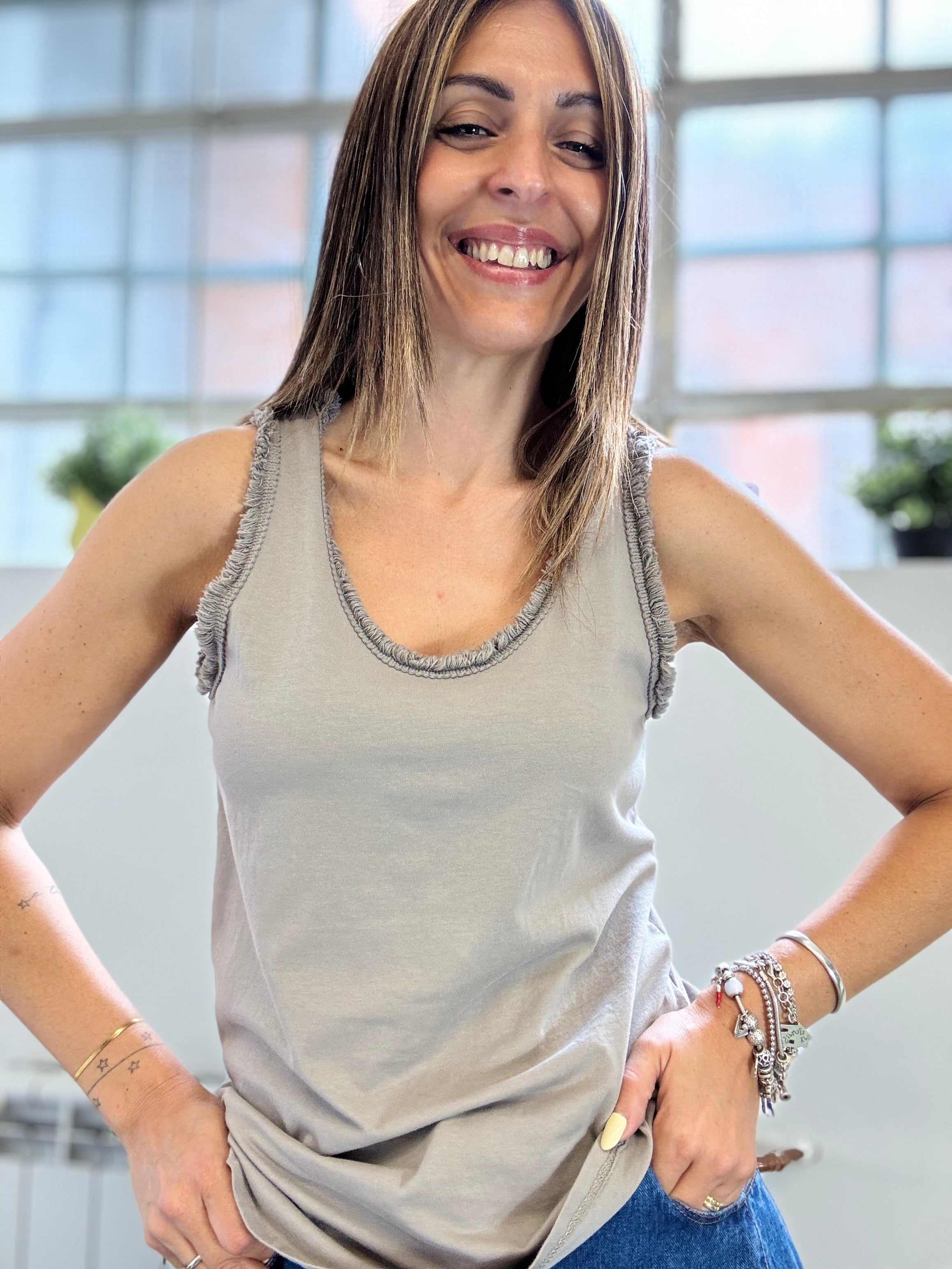 La canotta Ami con le frangette