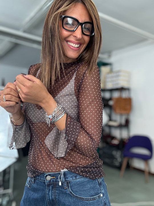 La blusa in tulle a pois