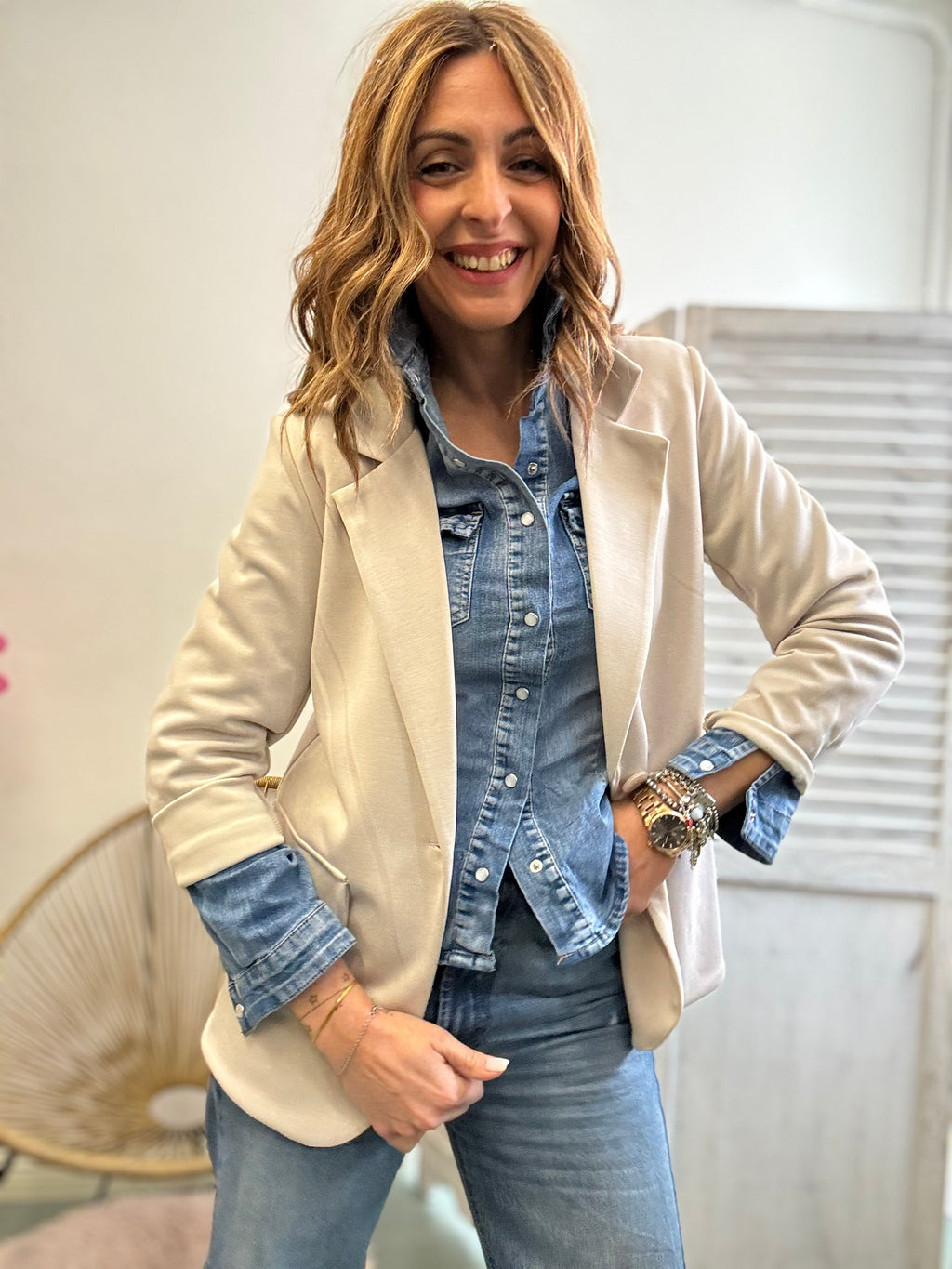 La giacca viscosa ad una bottone