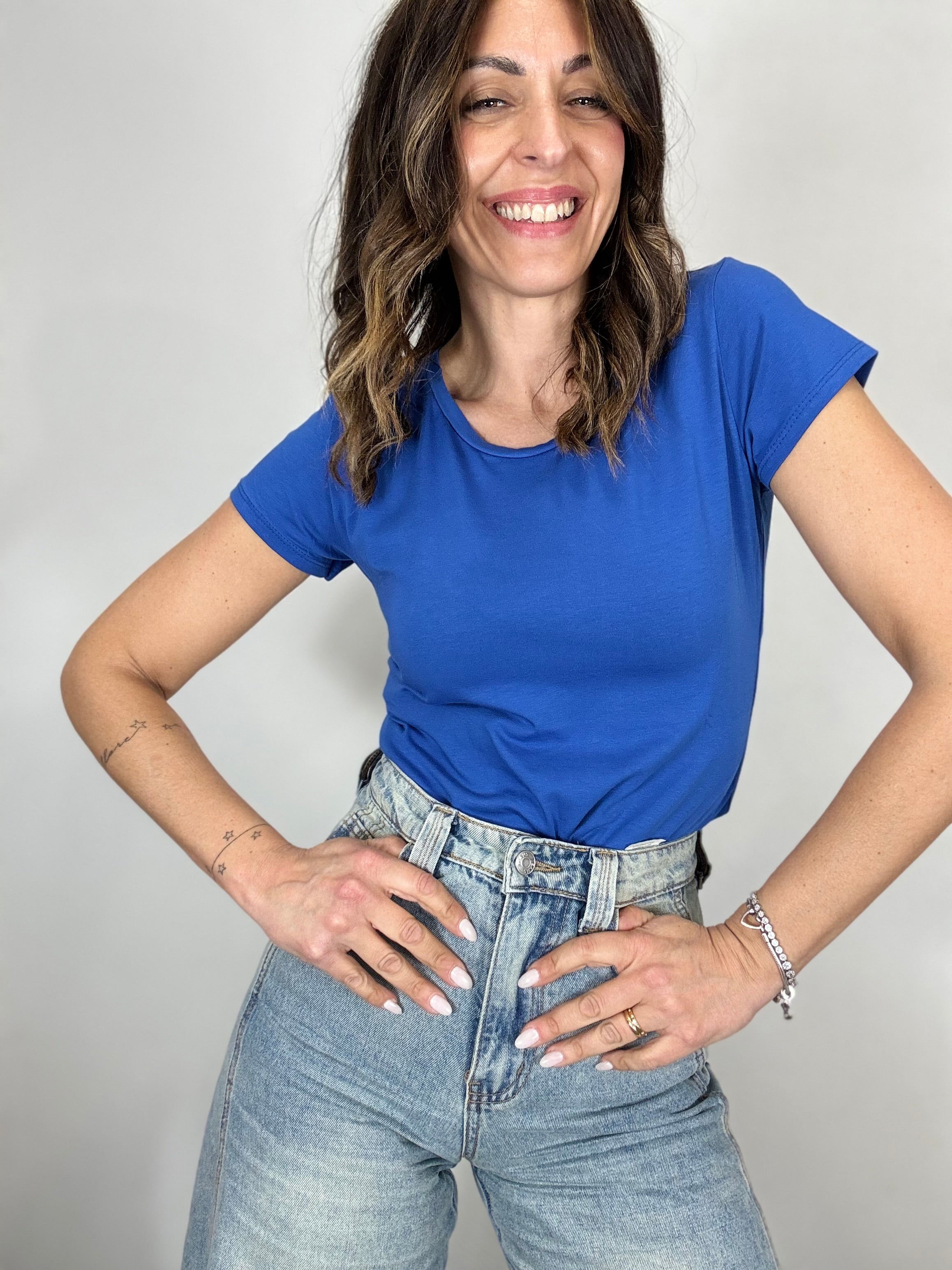 La t-shirt basica in diversi colori