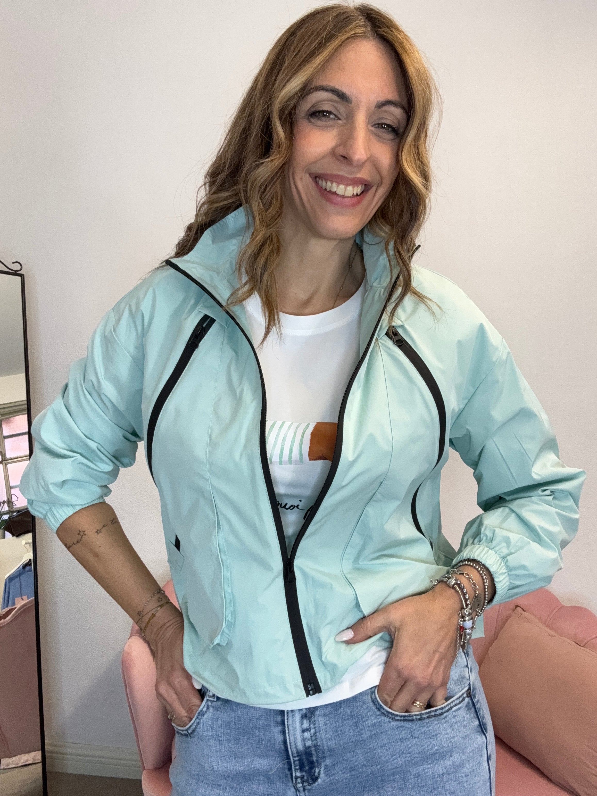 Il giacchino impermeabile con le zip