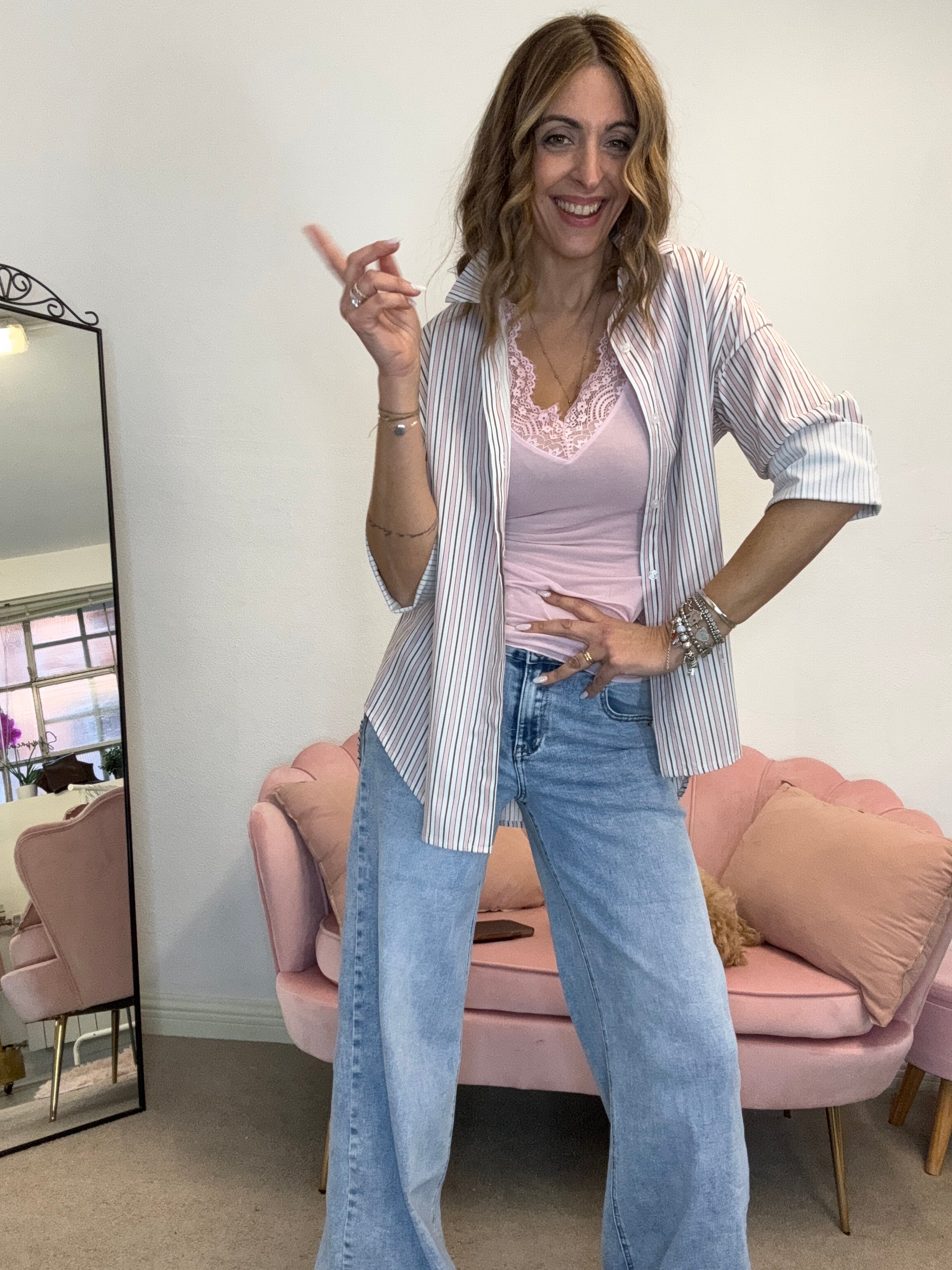 La camicia cotone bianca e rosa