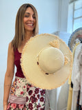 Il cappello di paglia beige