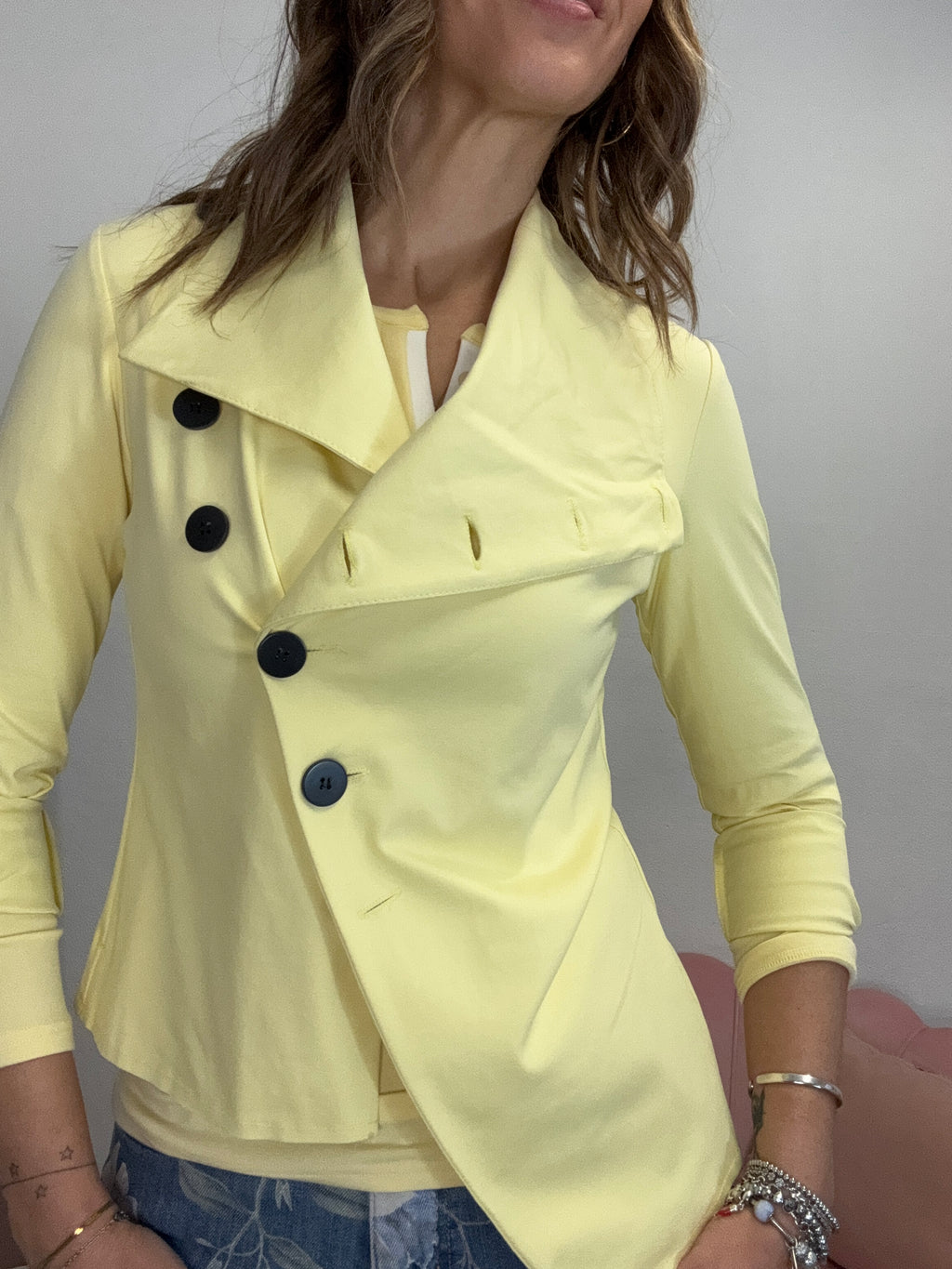 La giacca coi bottoni stondati