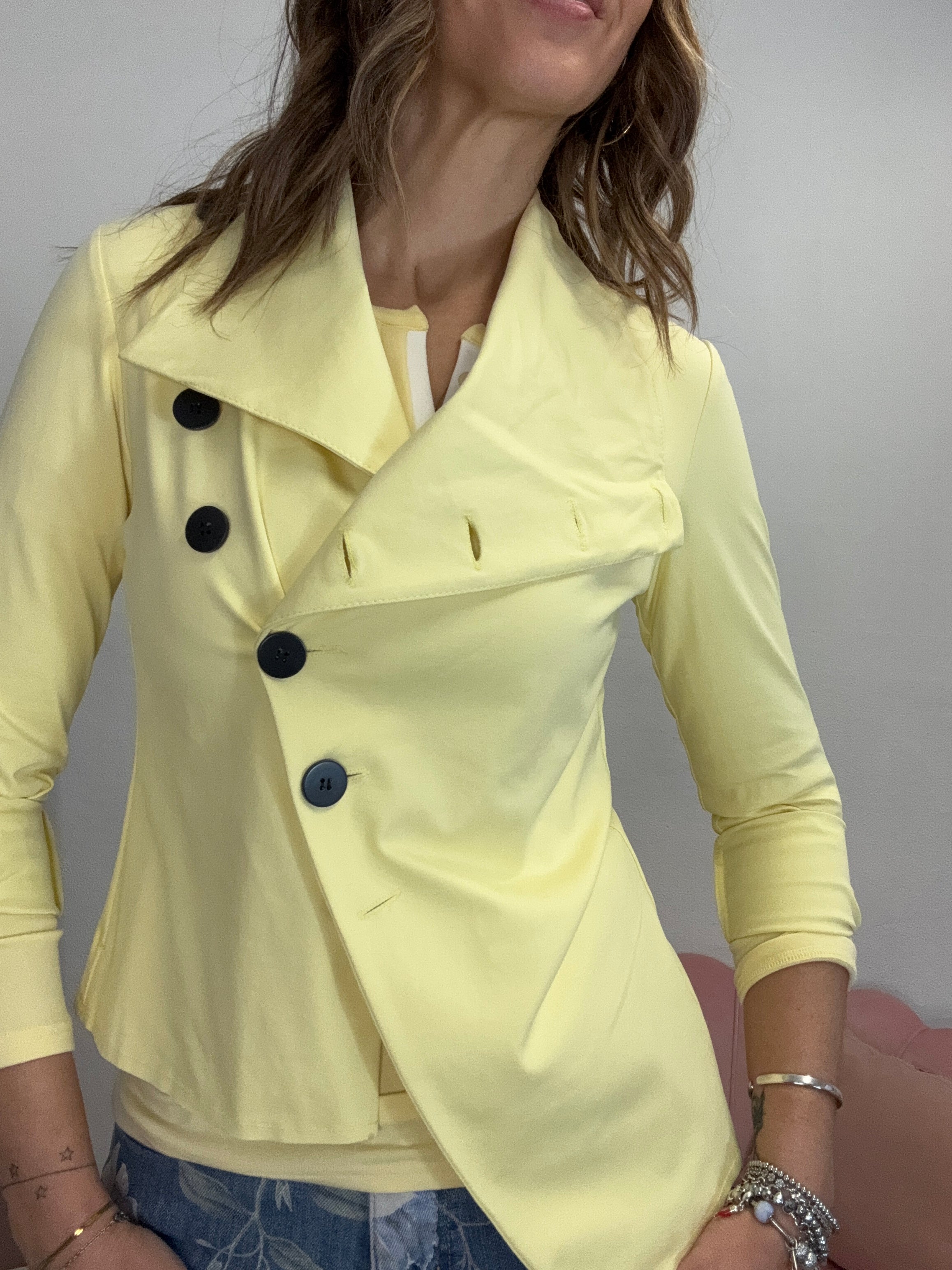 La giacca coi bottoni stondati