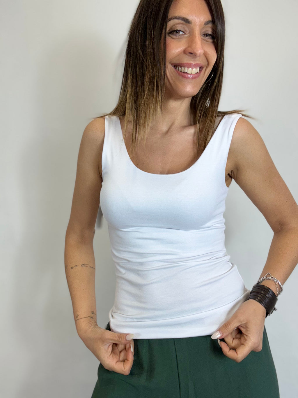 La canotta basica spalla larga ( tanti colori )