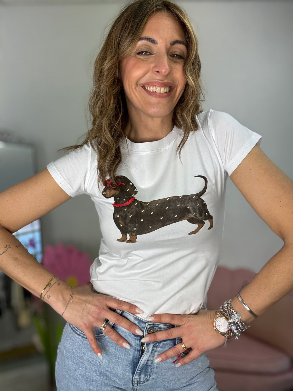 La t-shirt del collare rosso o azzurro