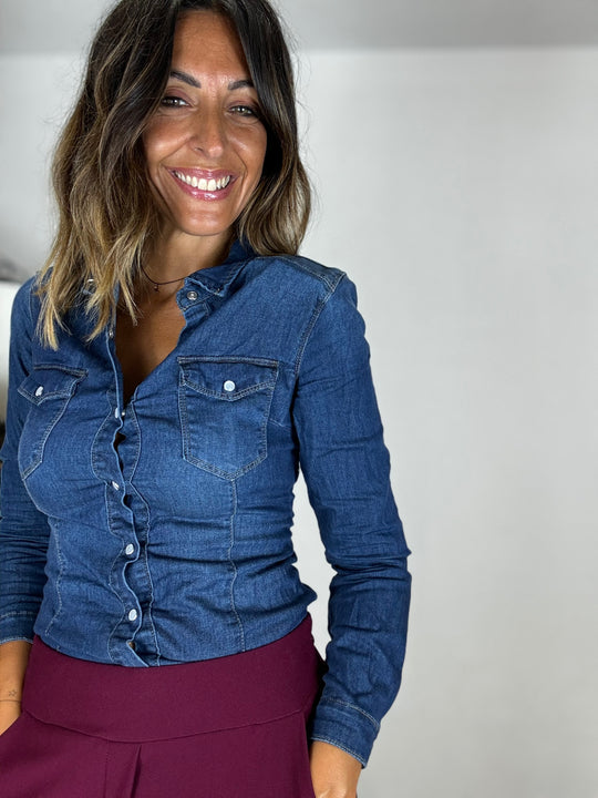 La camicia in denim coi bottoni click