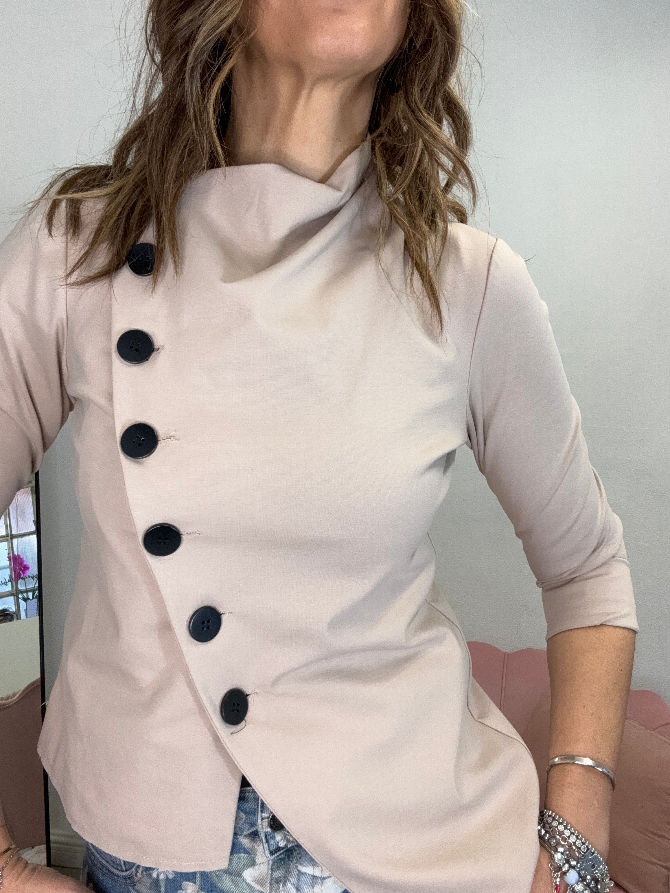 La giacca coi bottoni stondati