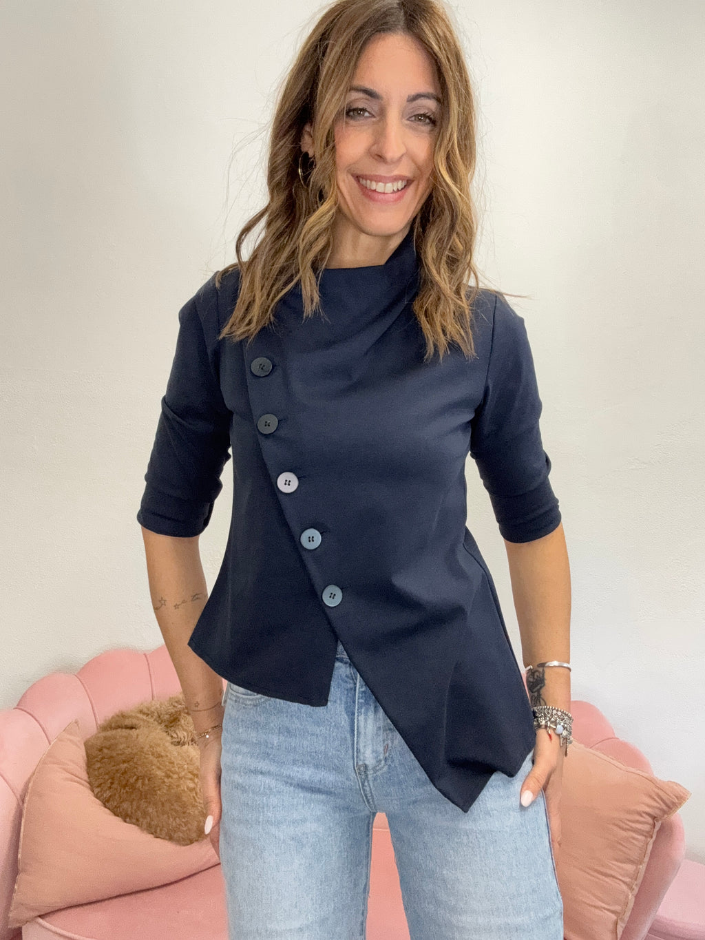 La giacca coi bottoni stondati