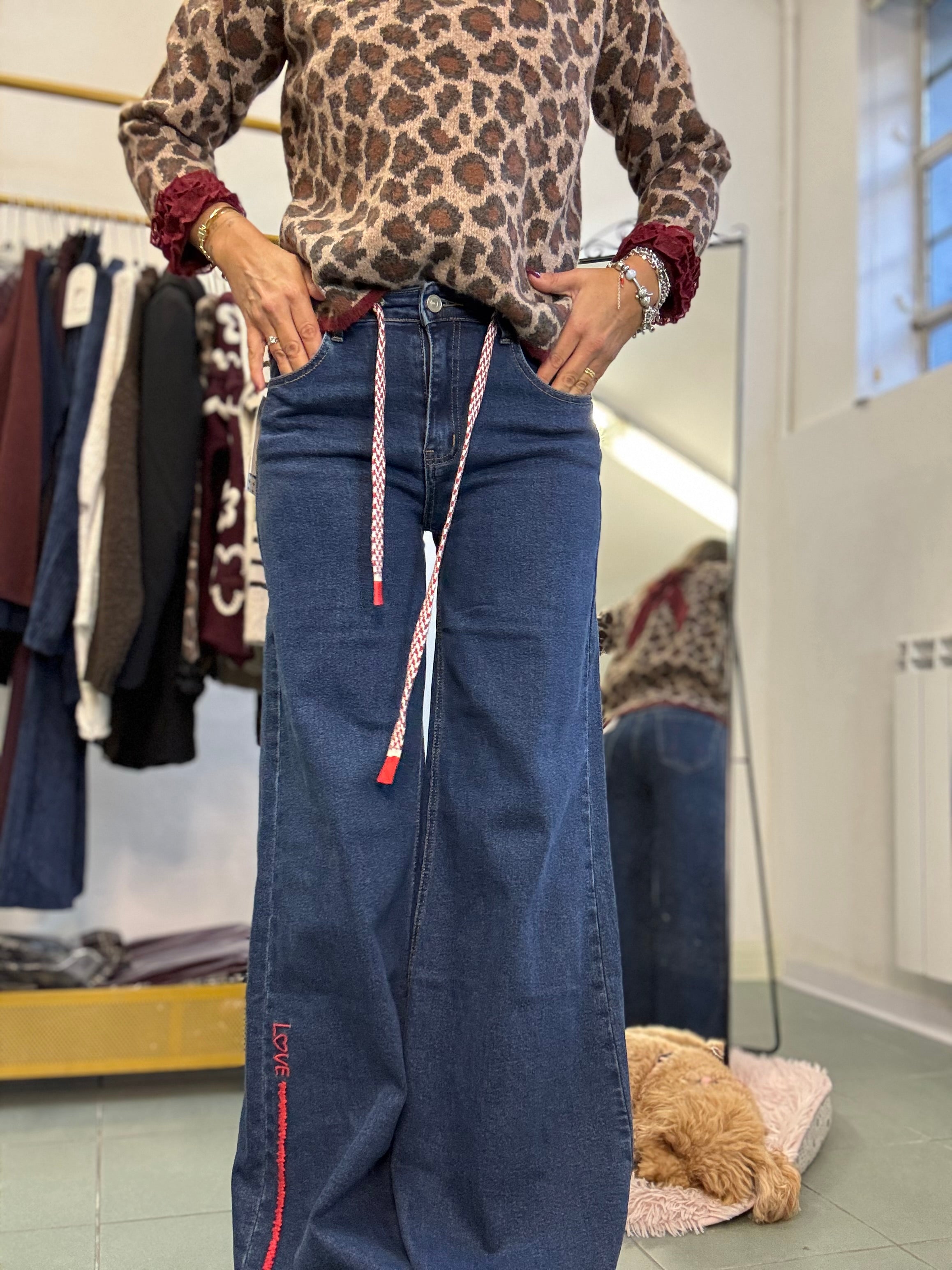 Il jeans coi profili rossi