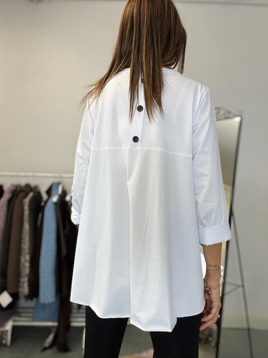 La maxi t-shirt coi bottoni dietro