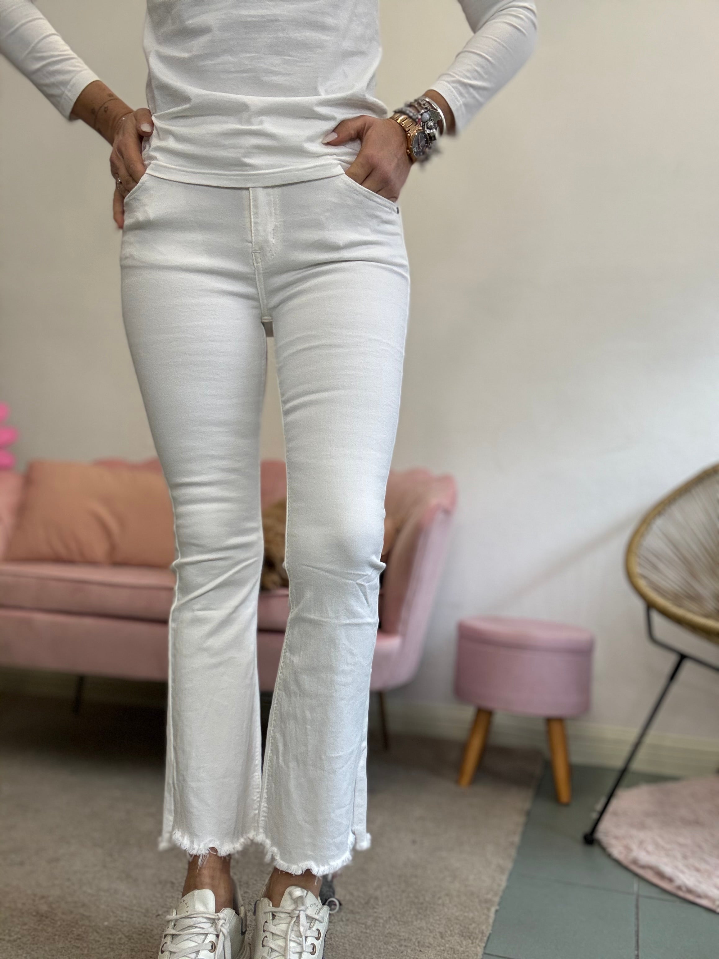 Il jeans zampetta con le frangette bianco