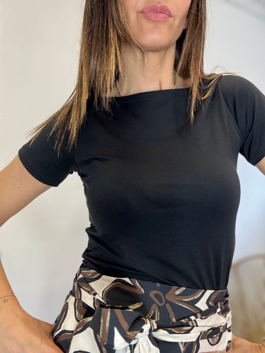 La t-shirt con lo scollo barchetta