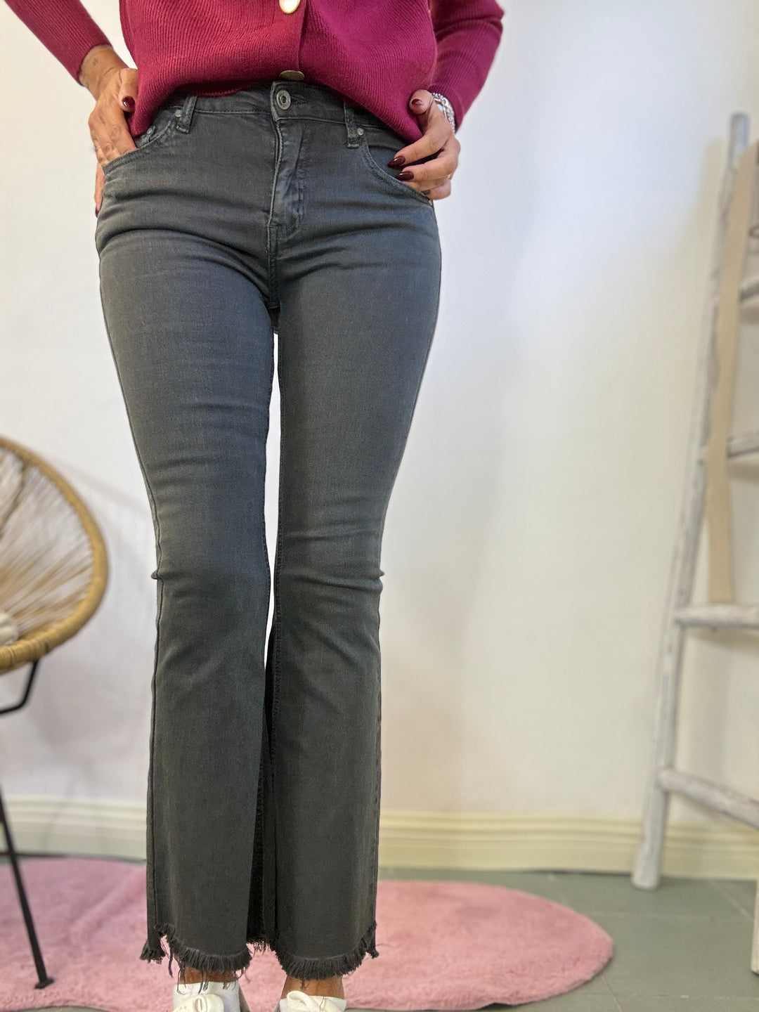 Il jeans trombetta con le frangette grigio