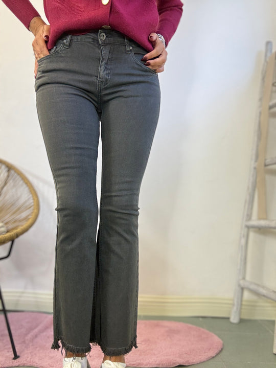 Il jeans trombetta con le frangette grigio