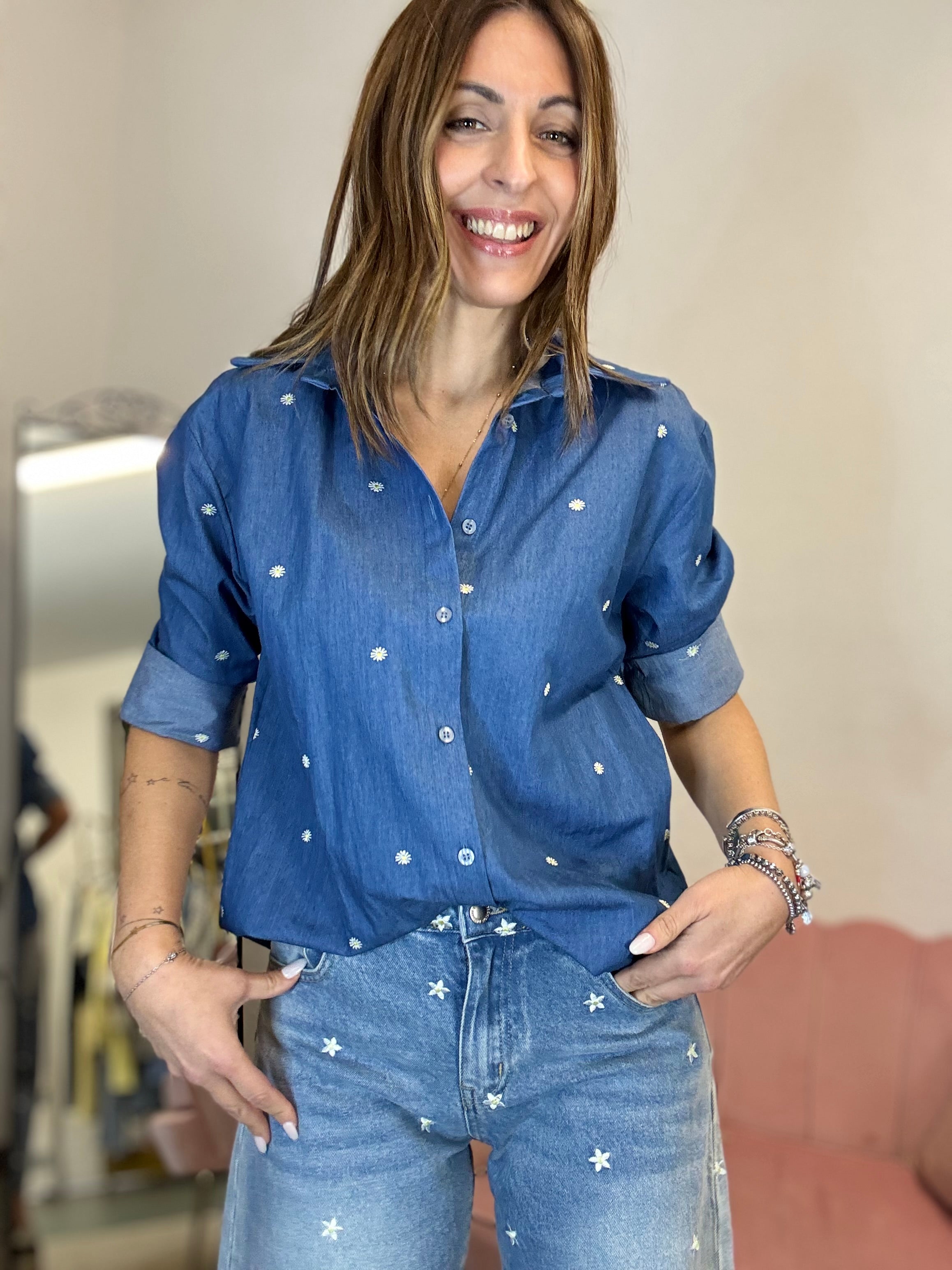 La camicia con le margherite gialle
